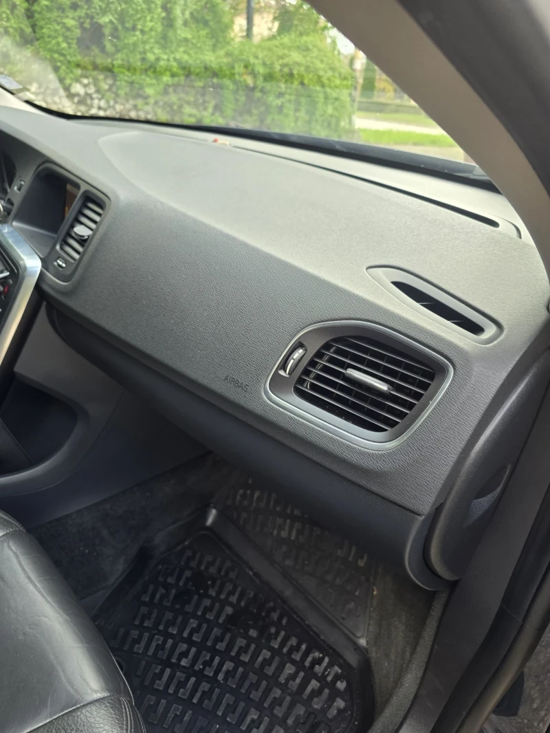 Volvo V60 2.0D, снимка 13 - Автомобили и джипове - 52494540