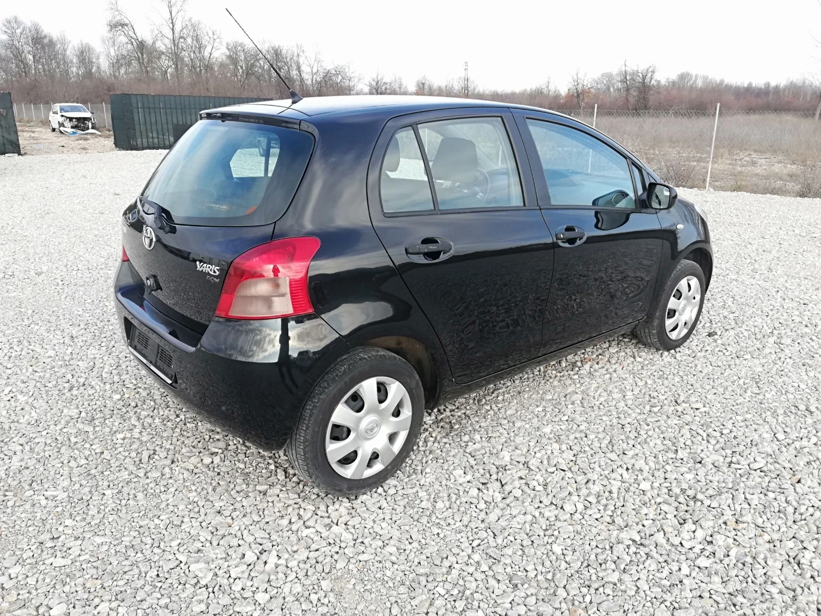 Toyota Yaris 1.0i kli italia - изображение 6
