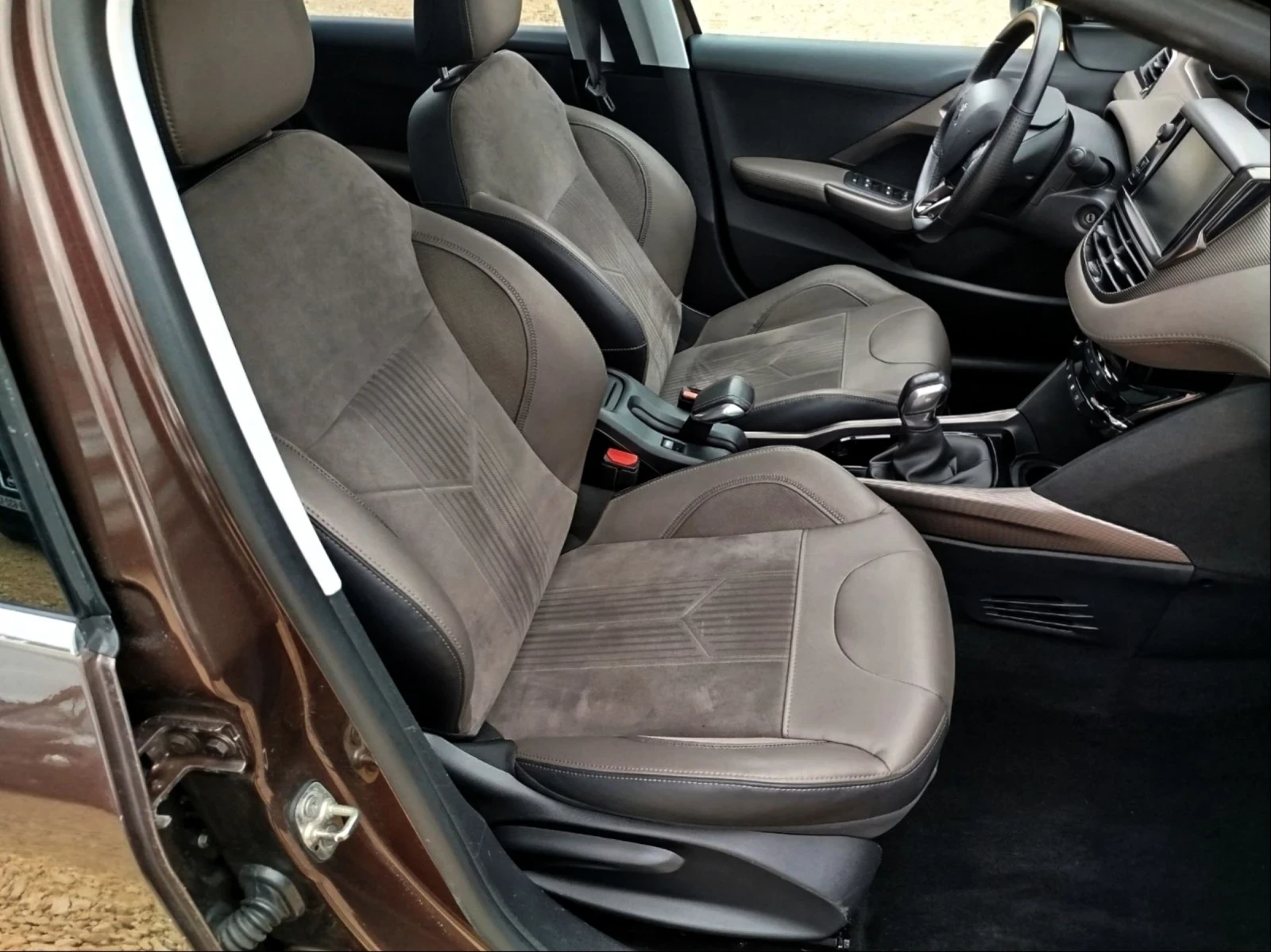 Peugeot 2008 1, 6 e-HDi Feline Cuirve - изображение 10