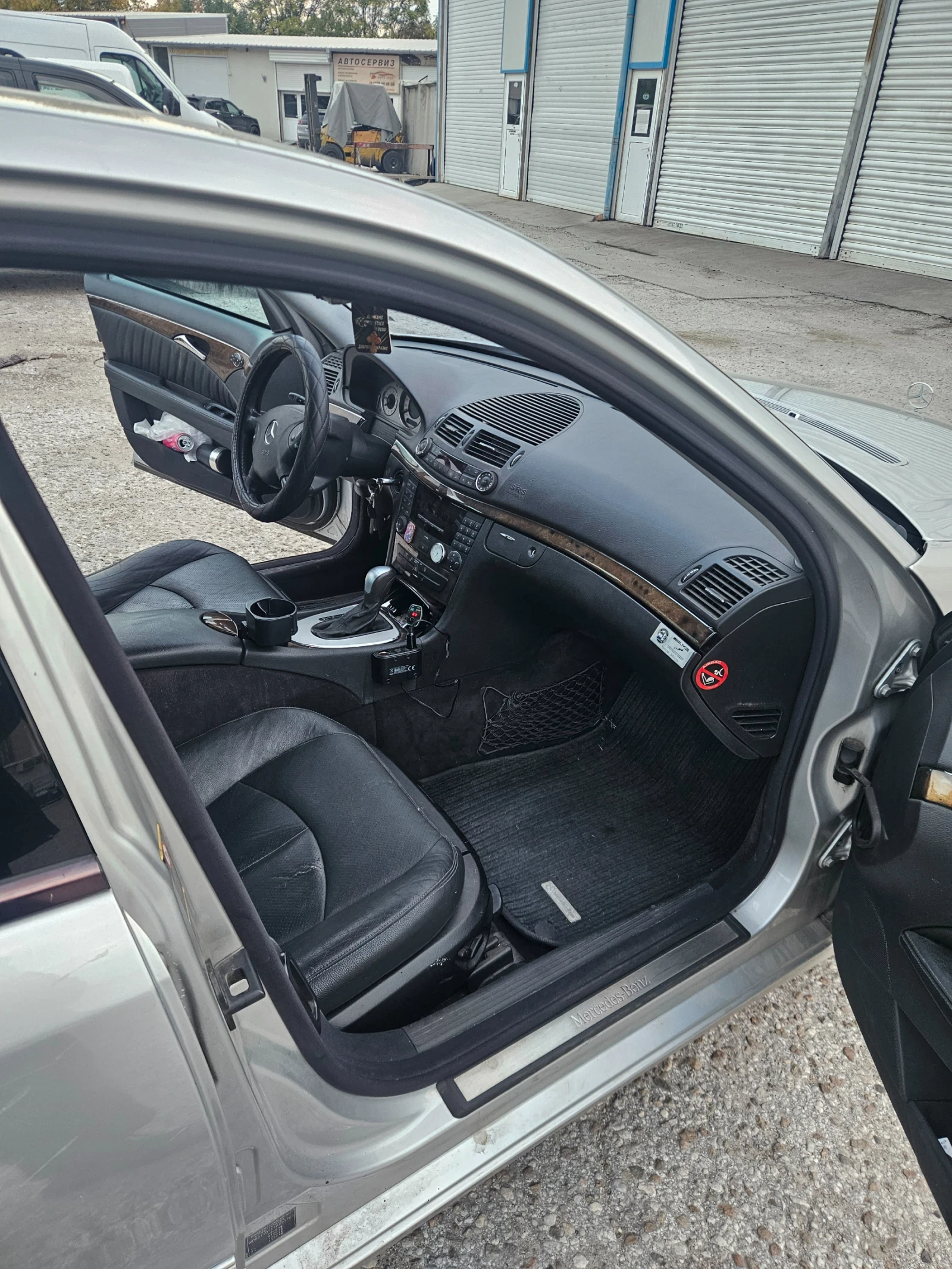 Mercedes-Benz E 270, снимка 10 - Автомобили и джипове - 54054319