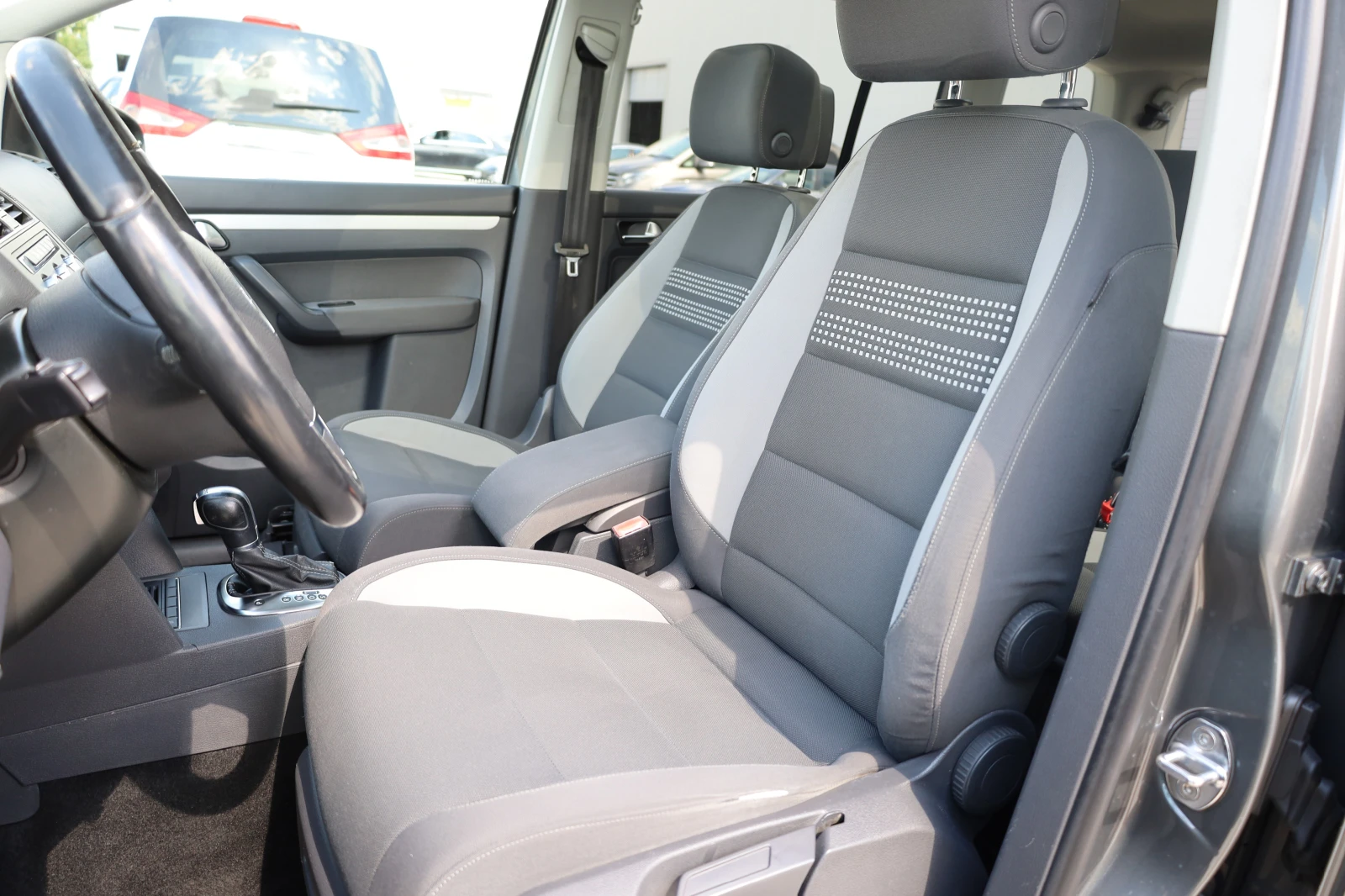 VW Touran, снимка 10 - Автомобили и джипове - 55896316