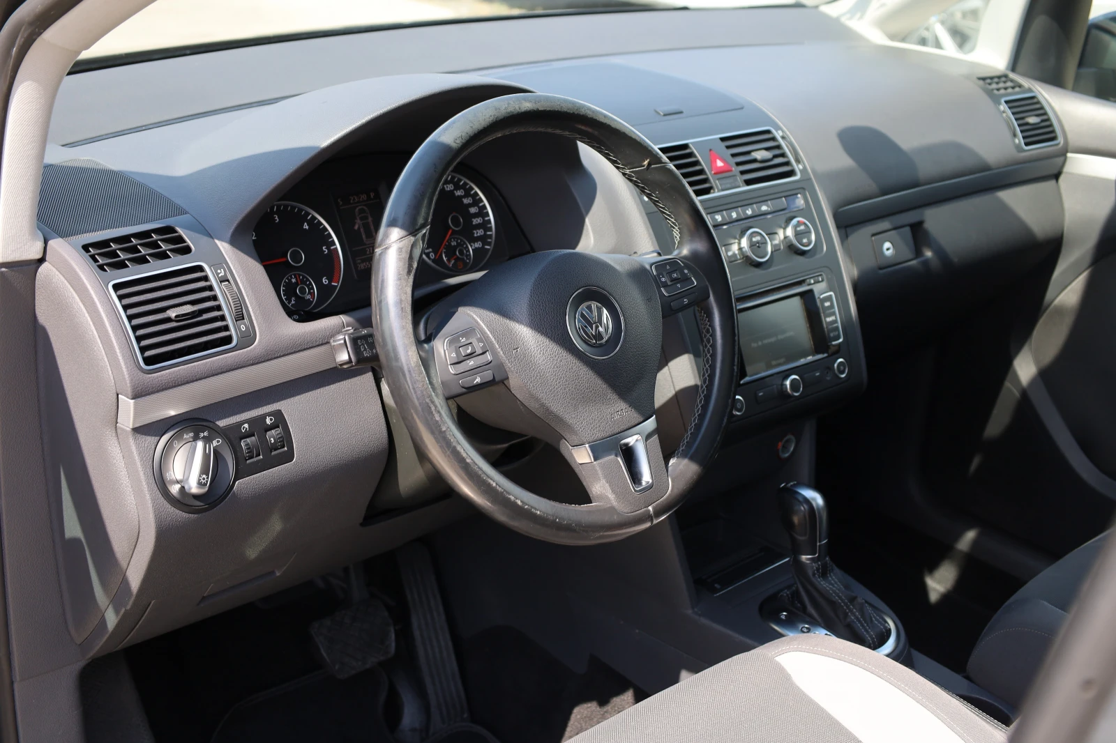 VW Touran, снимка 8 - Автомобили и джипове - 55896316