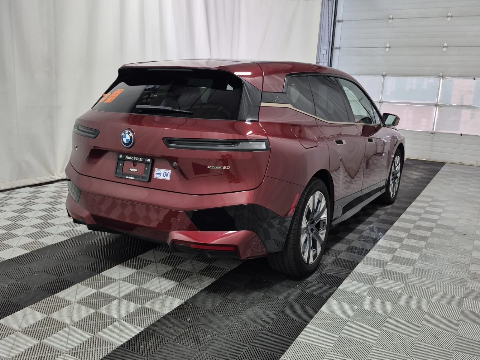 BMW iX XDRIVE50| HAR/KAR| HUD| PANO| 2 КЛЮЧА| , снимка 3 - Автомобили и джипове - 56082539