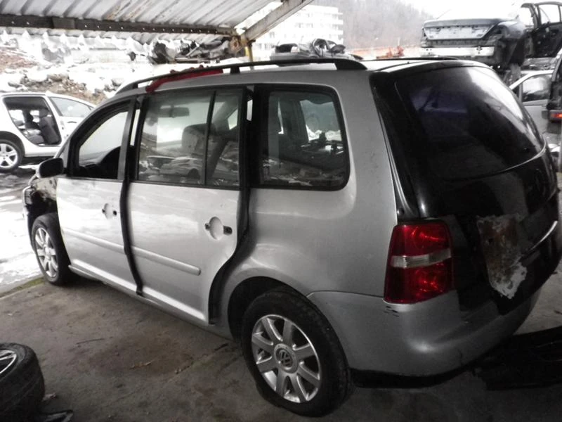 VW Touran 1.9/2.0 TDI DSG, снимка 13 - Автомобили и джипове - 43182153