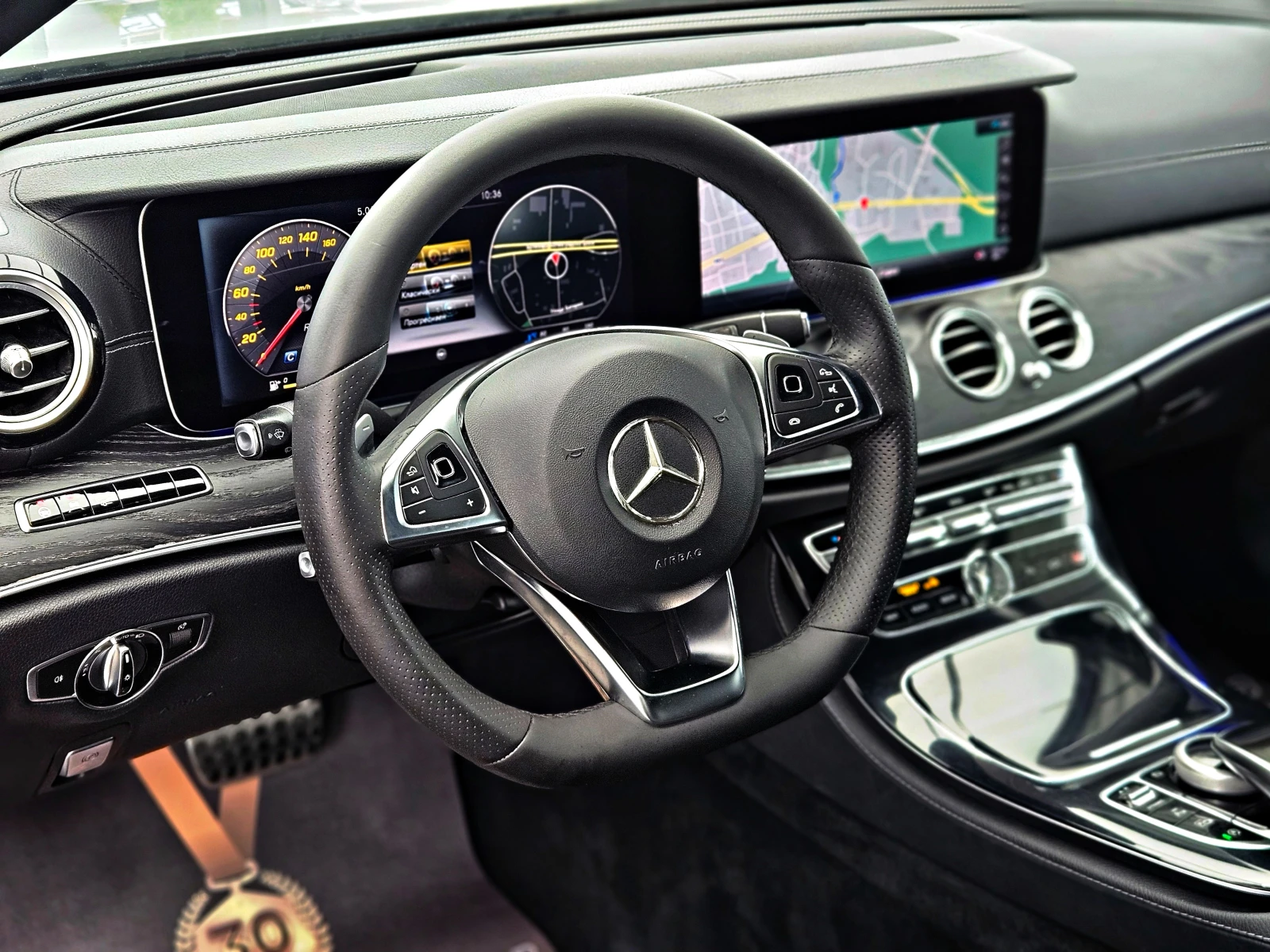 Mercedes-Benz E 220 AMG/4MAT/DISTR/HUD/CAMERA/CAR PLAY/BURMESTER/LIZIN, снимка 10 - Автомобили и джипове - 53901708