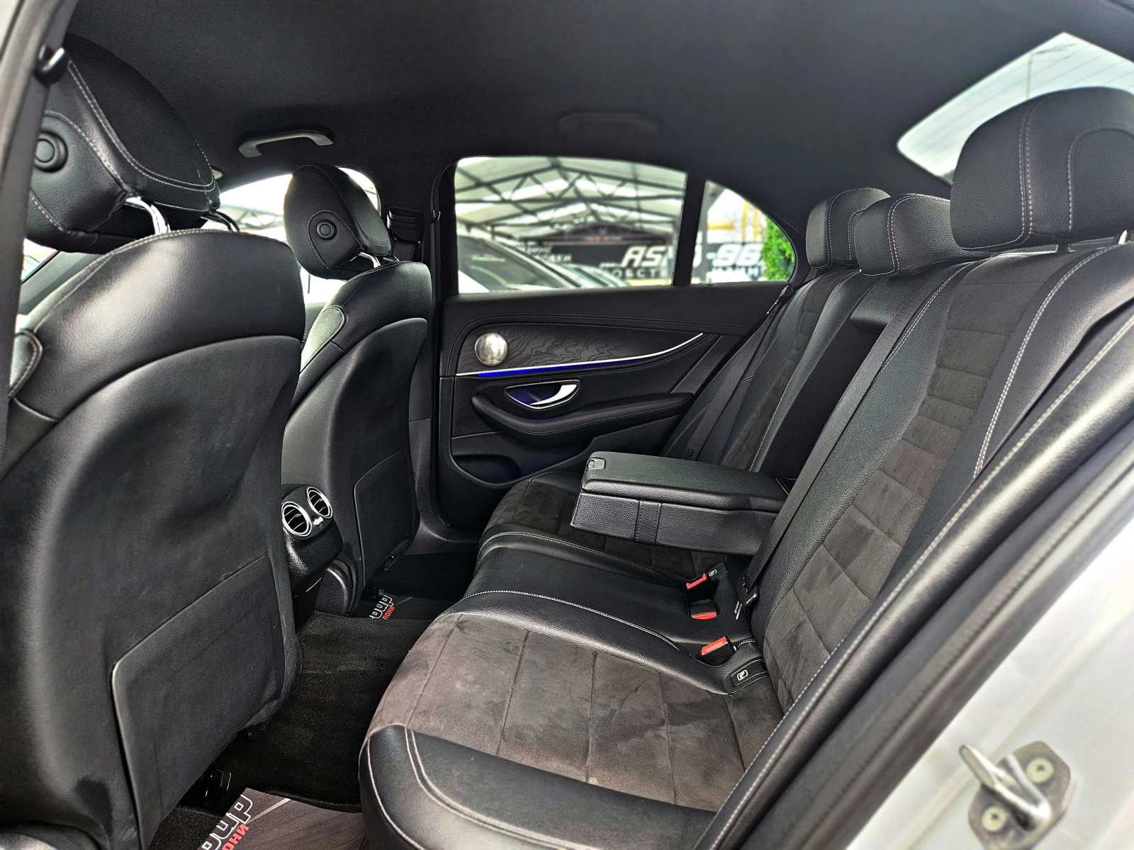 Mercedes-Benz E 220 AMG/4MAT/DISTR/HUD/CAMERA/CAR PLAY/BURMESTER/LIZIN, снимка 16 - Автомобили и джипове - 53901708