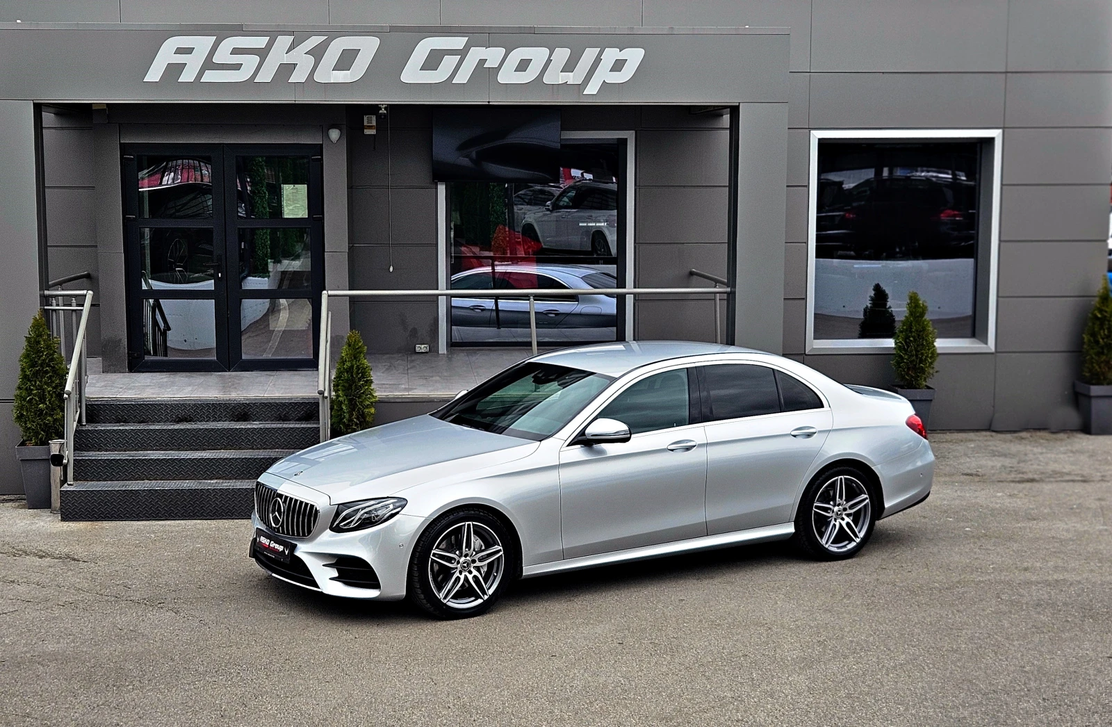 Mercedes-Benz E 220 AMG/4MAT/DISTR/HUD/CAMERA/CAR PLAY/BURMESTER/LIZIN, снимка 17 - Автомобили и джипове - 53901708