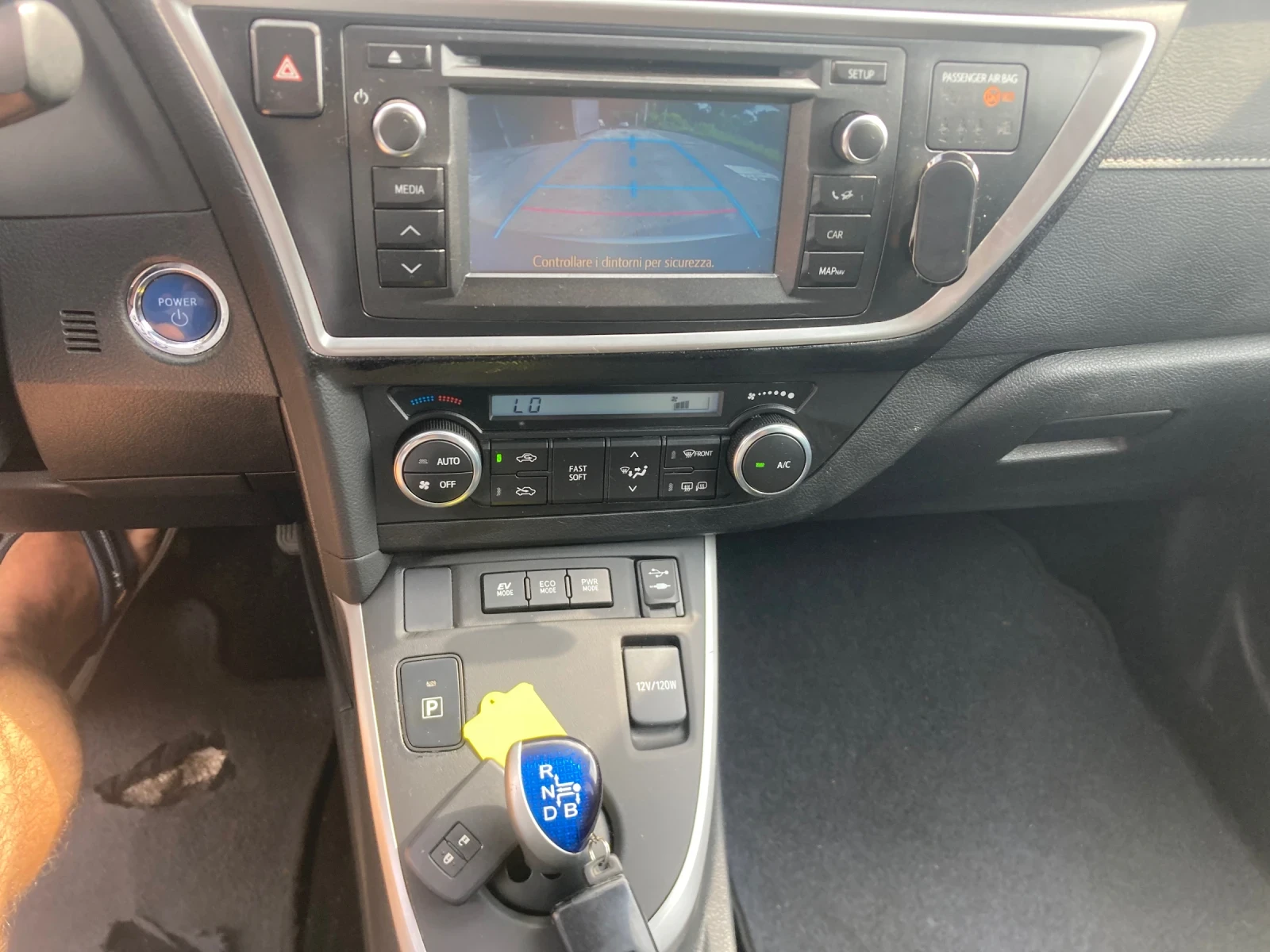 Toyota Auris 1.8 Benzin-Hibrid 99ks , снимка 10 - Автомобили и джипове - 55019457
