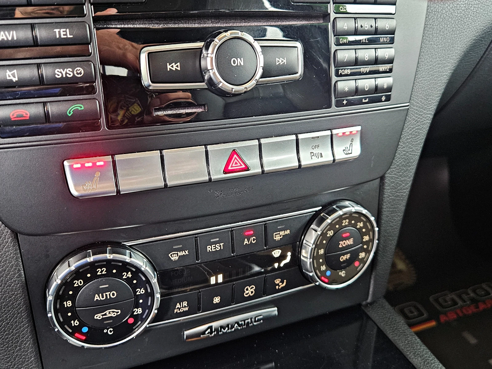 Mercedes-Benz C 300 AMG/4MAT/DISTR/CAMERA/PANO/HARMAN/ПОДГРЕВ/ПАМЕТ/LI, снимка 12 - Автомобили и джипове - 56269796