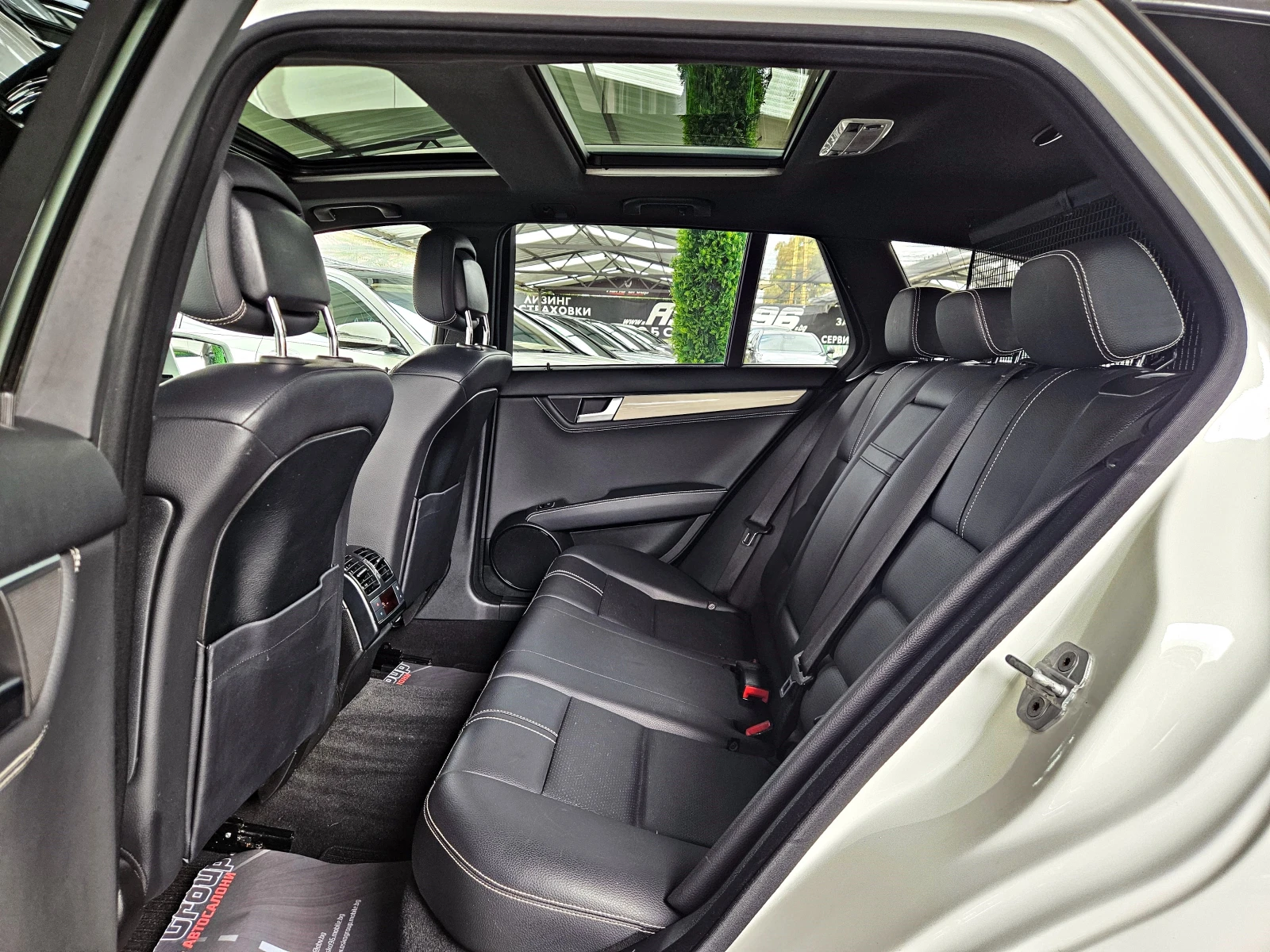 Mercedes-Benz C 300 AMG/4MAT/DISTR/CAMERA/PANO/HARMAN/ПОДГРЕВ/ПАМЕТ/LI, снимка 16 - Автомобили и джипове - 56269796