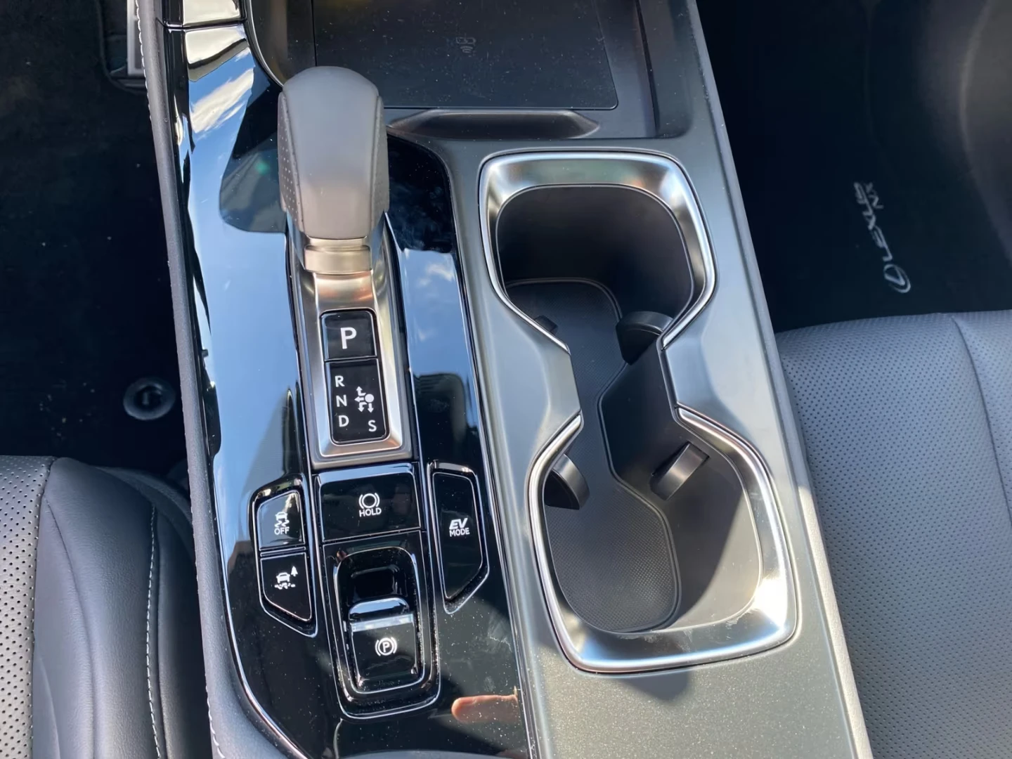 Lexus NX 350h F-SPORT/243HP/M.LEV/PANO/HUD/MEMO/360/157h, снимка 16 - Автомобили и джипове - 53722300