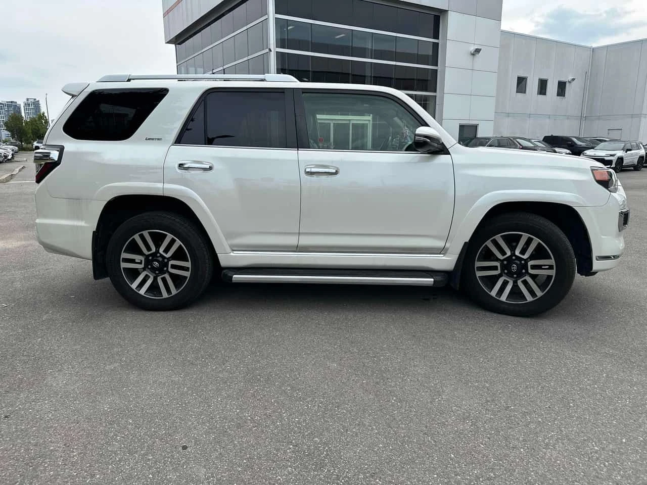 Toyota 4runner * 4WD *  ГЛАВНО ПРЕДСТАВИТЕЛСТВО НА TOYOTA, снимка 3 - Автомобили и джипове - 55425441