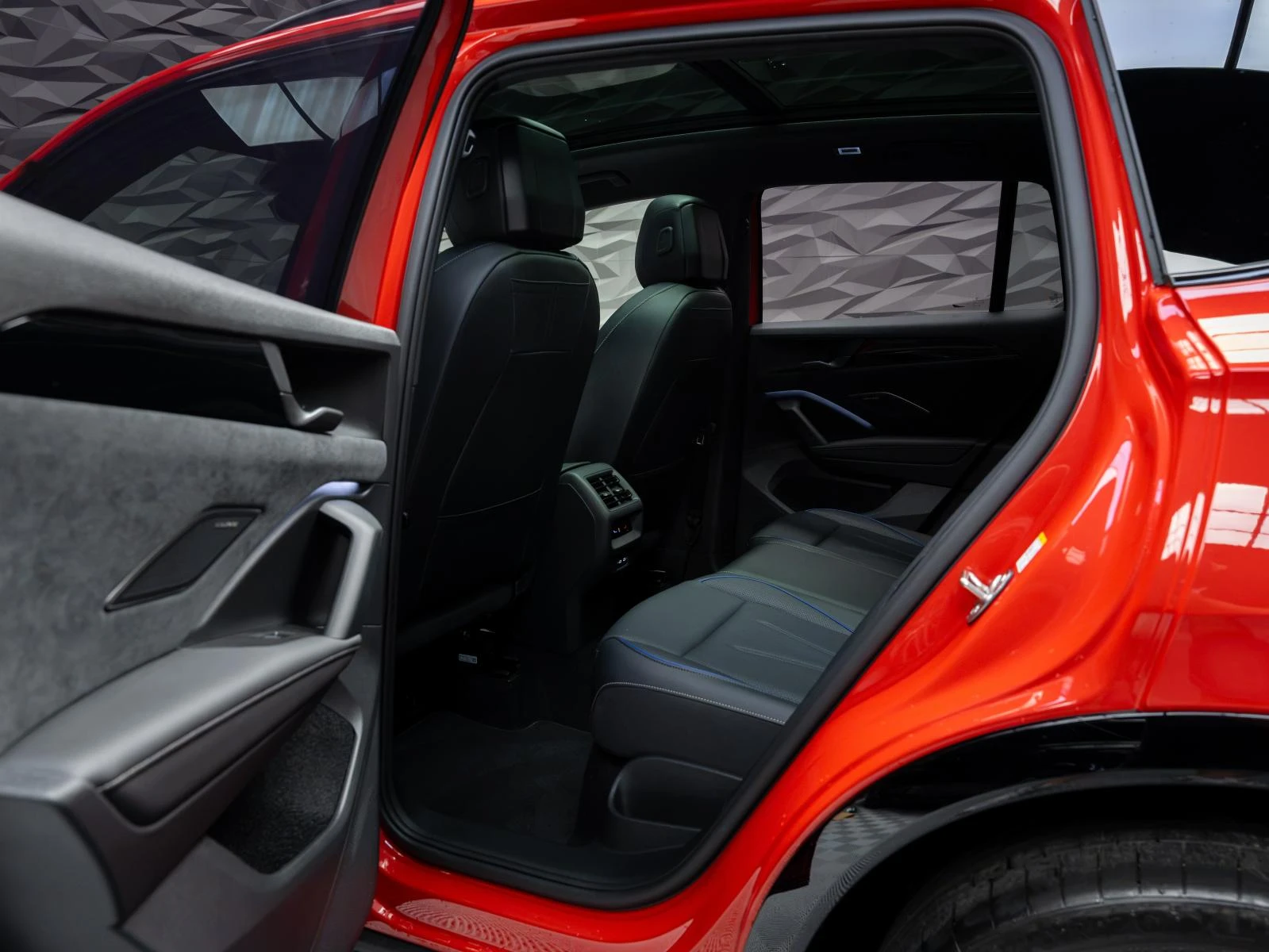 VW Tiguan 4MOTION* R-LINE* H&K* 360CAM* PANO* HUD* ОБДУХВ* , снимка 9 - Автомобили и джипове - 55430728