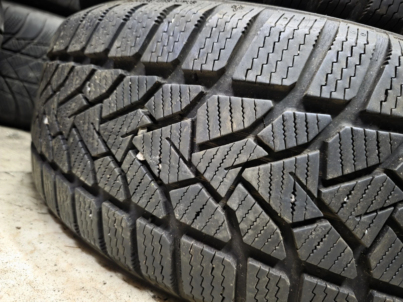 Гуми Зимни 185/55R15, снимка 2 - Гуми и джанти - 56716330