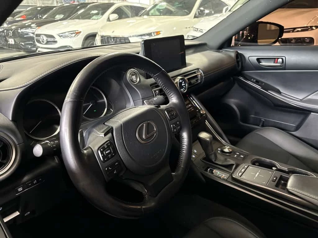 Lexus IS * AWD| SUNROOF| ALLOYS| LEATHER| BACKUPCAM| HEATED, снимка 7 - Автомобили и джипове - 53927126