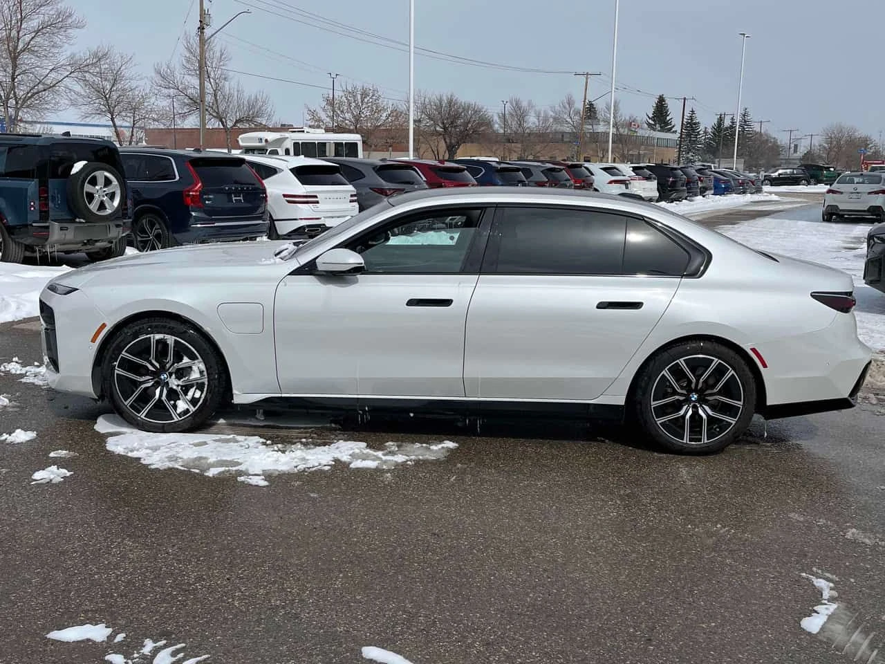 BMW 750 e xDrive/BOWERS & WILKINS/ПАНОРАМА/360 КАМЕРИ, снимка 3 - Автомобили и джипове - 54235895