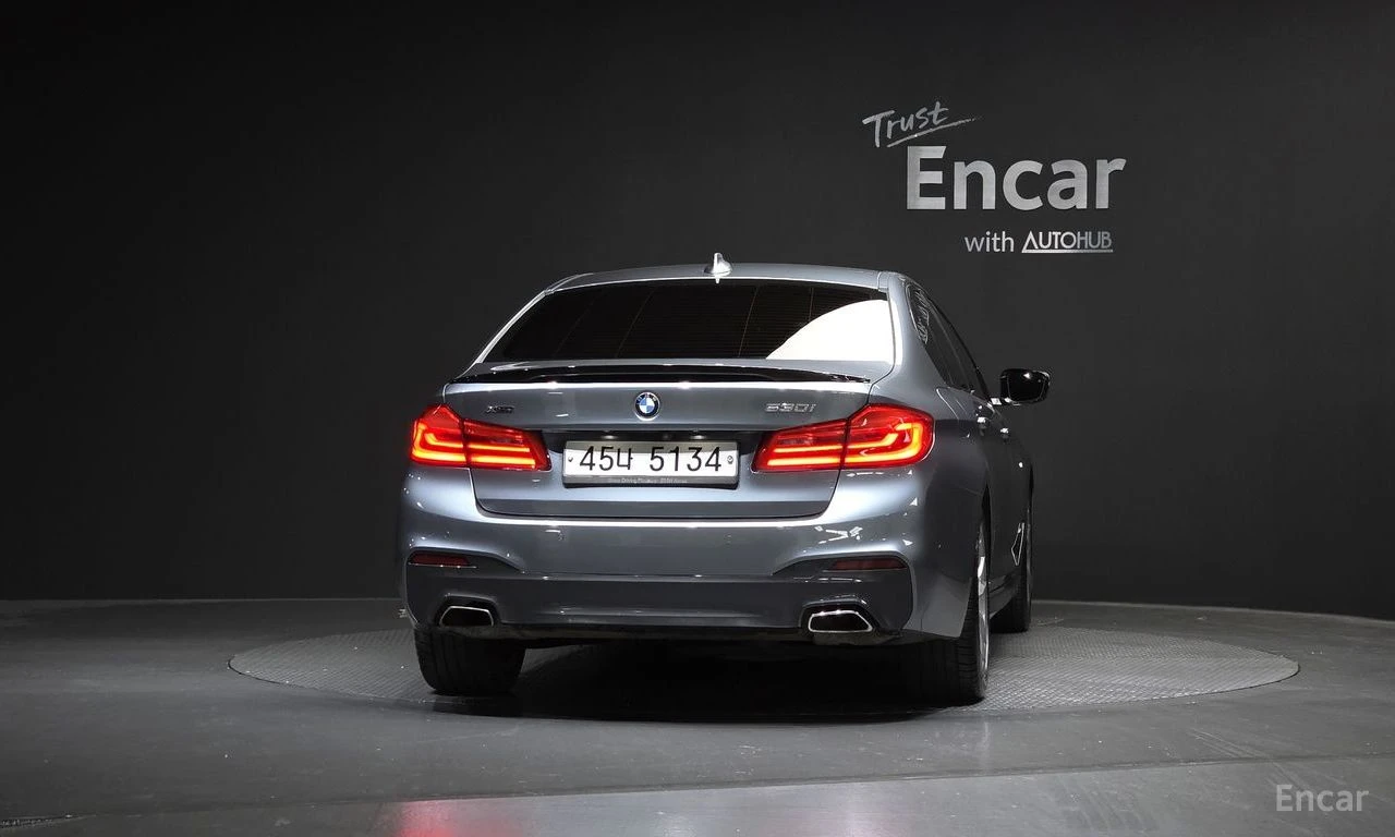 BMW 530 i xDrive M SPORT* DISTRONIC* HEAD-UP* 360 CAM* , снимка 4 - Автомобили и джипове - 54929239