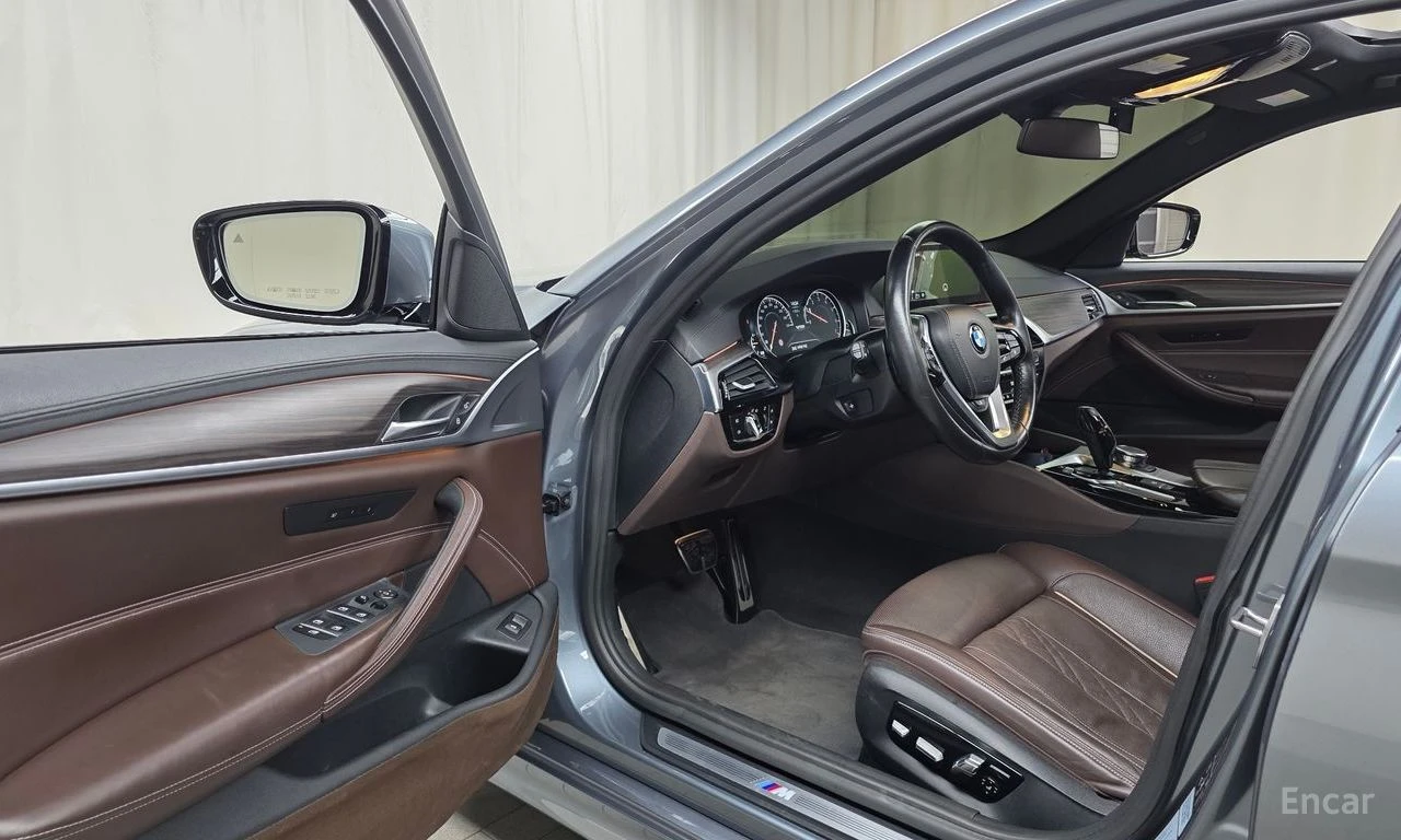 BMW 530 i xDrive M SPORT* DISTRONIC* HEAD-UP* 360 CAM* , снимка 6 - Автомобили и джипове - 54929239
