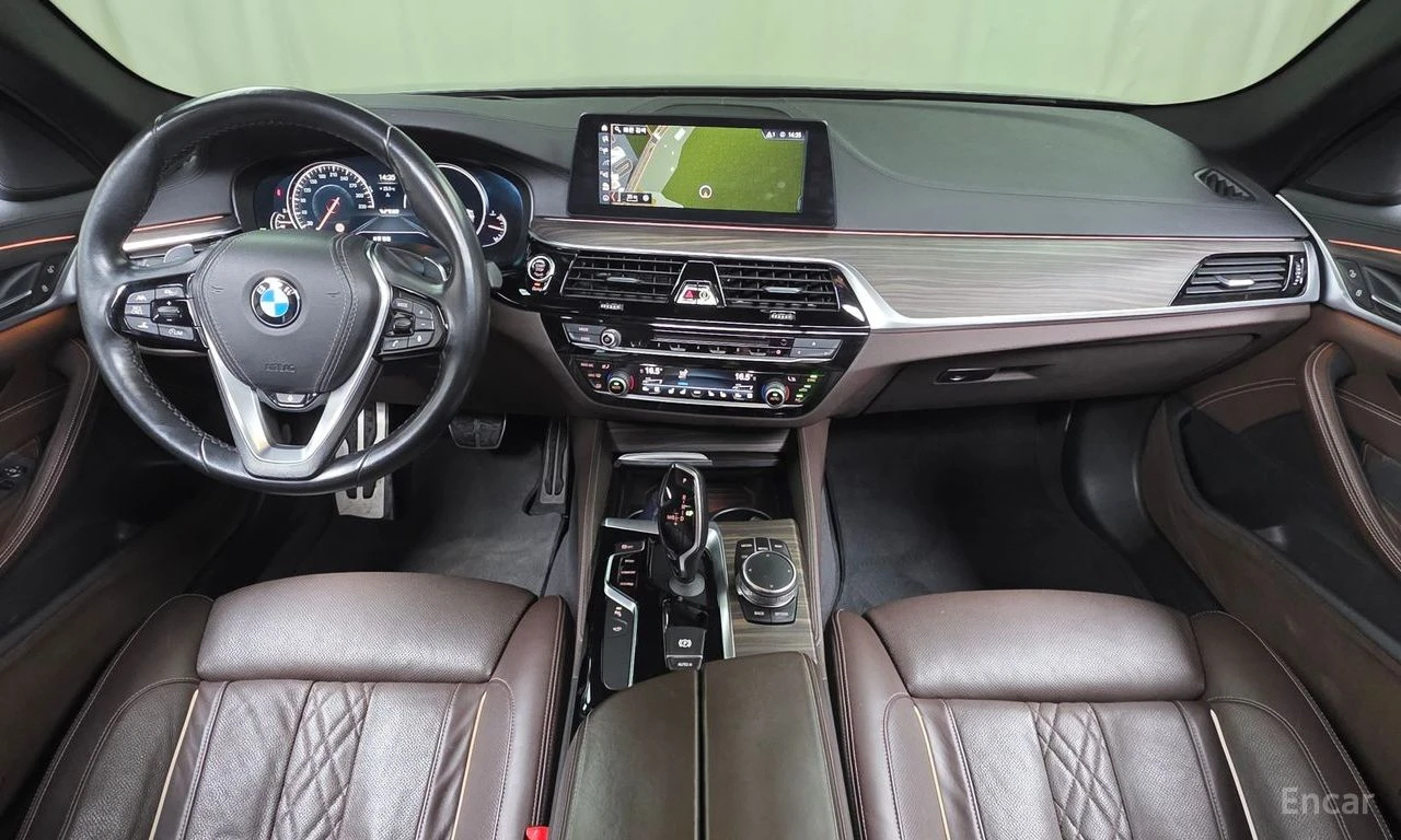 BMW 530 i xDrive M SPORT* DISTRONIC* HEAD-UP* 360 CAM* , снимка 7 - Автомобили и джипове - 54929239