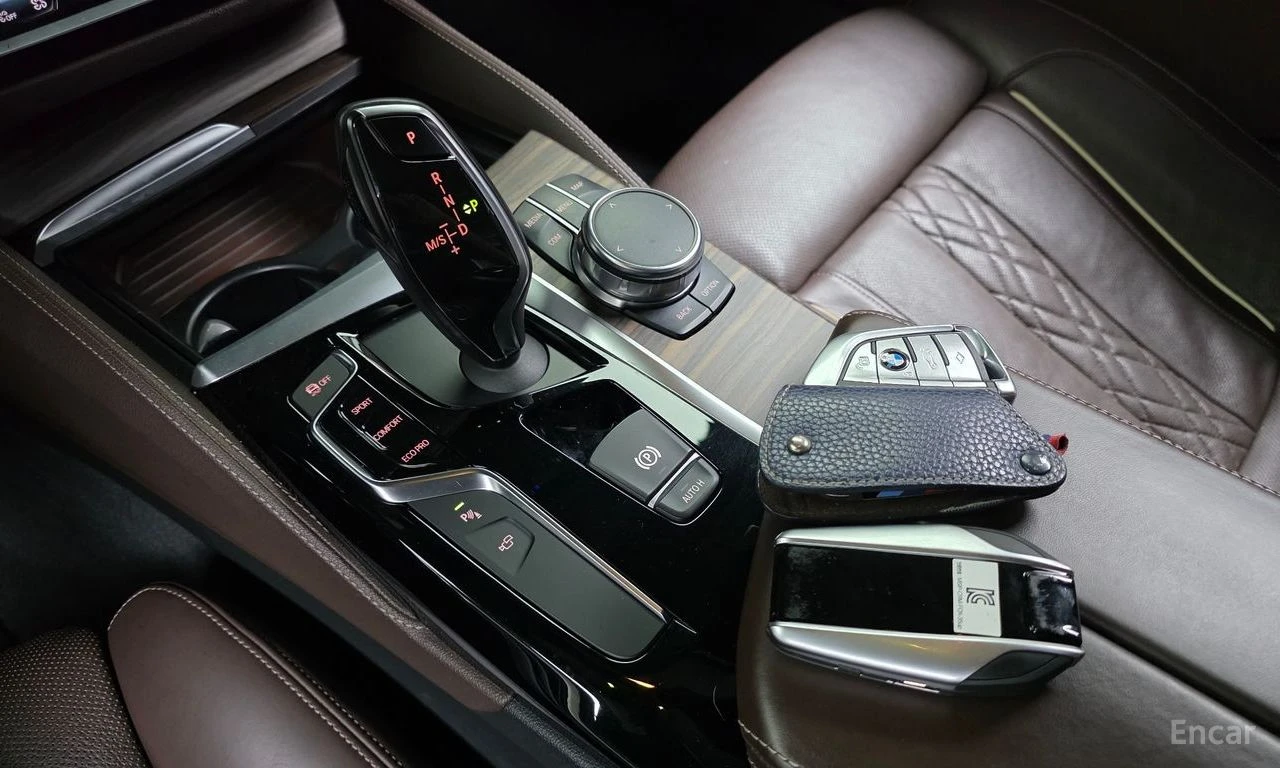BMW 530 i xDrive M SPORT* DISTRONIC* HEAD-UP* 360 CAM* , снимка 12 - Автомобили и джипове - 54929239
