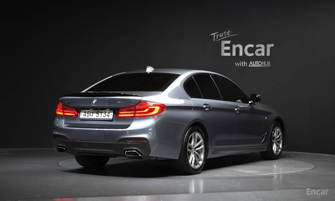 BMW 530 i xDrive M SPORT* DISTRONIC* HEAD-UP* 360 CAM* , снимка 3 - Автомобили и джипове - 54929239
