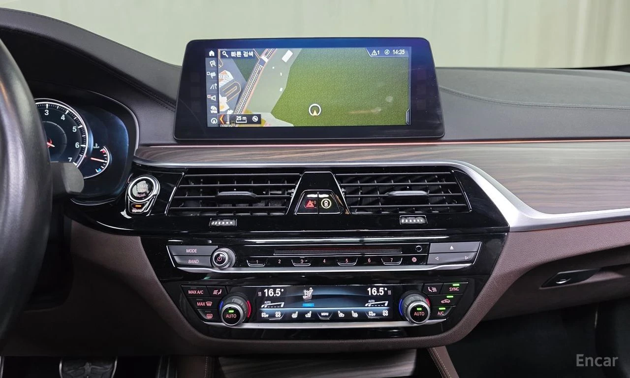 BMW 530 i xDrive M SPORT* DISTRONIC* HEAD-UP* 360 CAM* , снимка 10 - Автомобили и джипове - 54929239