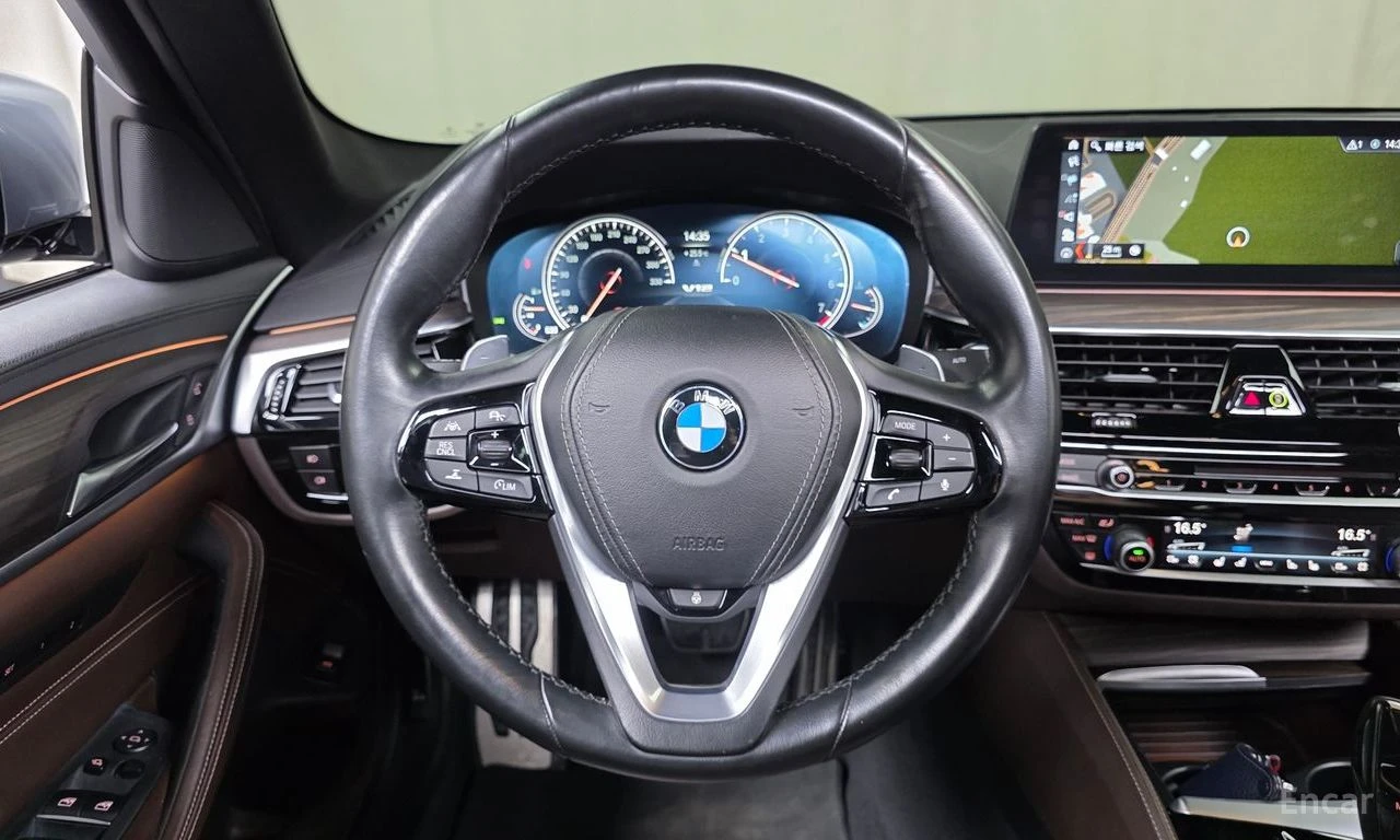 BMW 530 i xDrive M SPORT* DISTRONIC* HEAD-UP* 360 CAM* , снимка 8 - Автомобили и джипове - 54929239