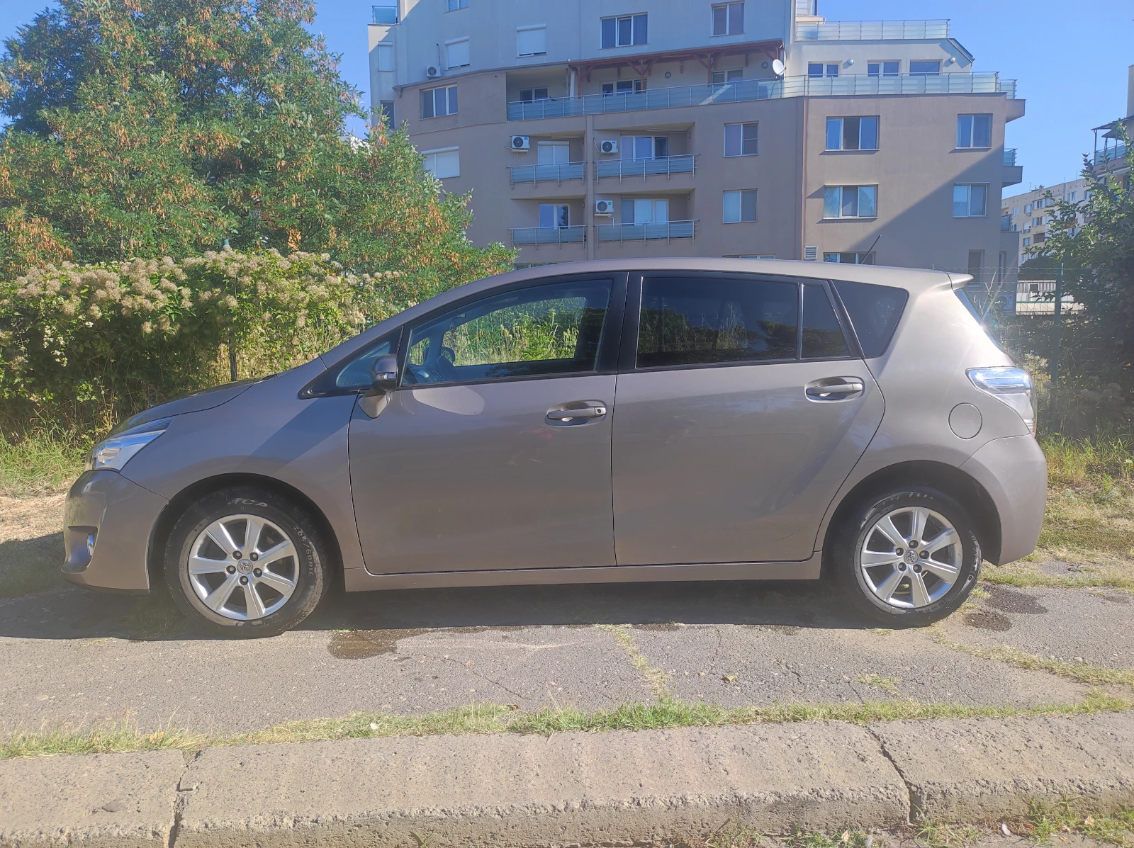 Toyota Verso, снимка 2 - Автомобили и джипове - 55678370