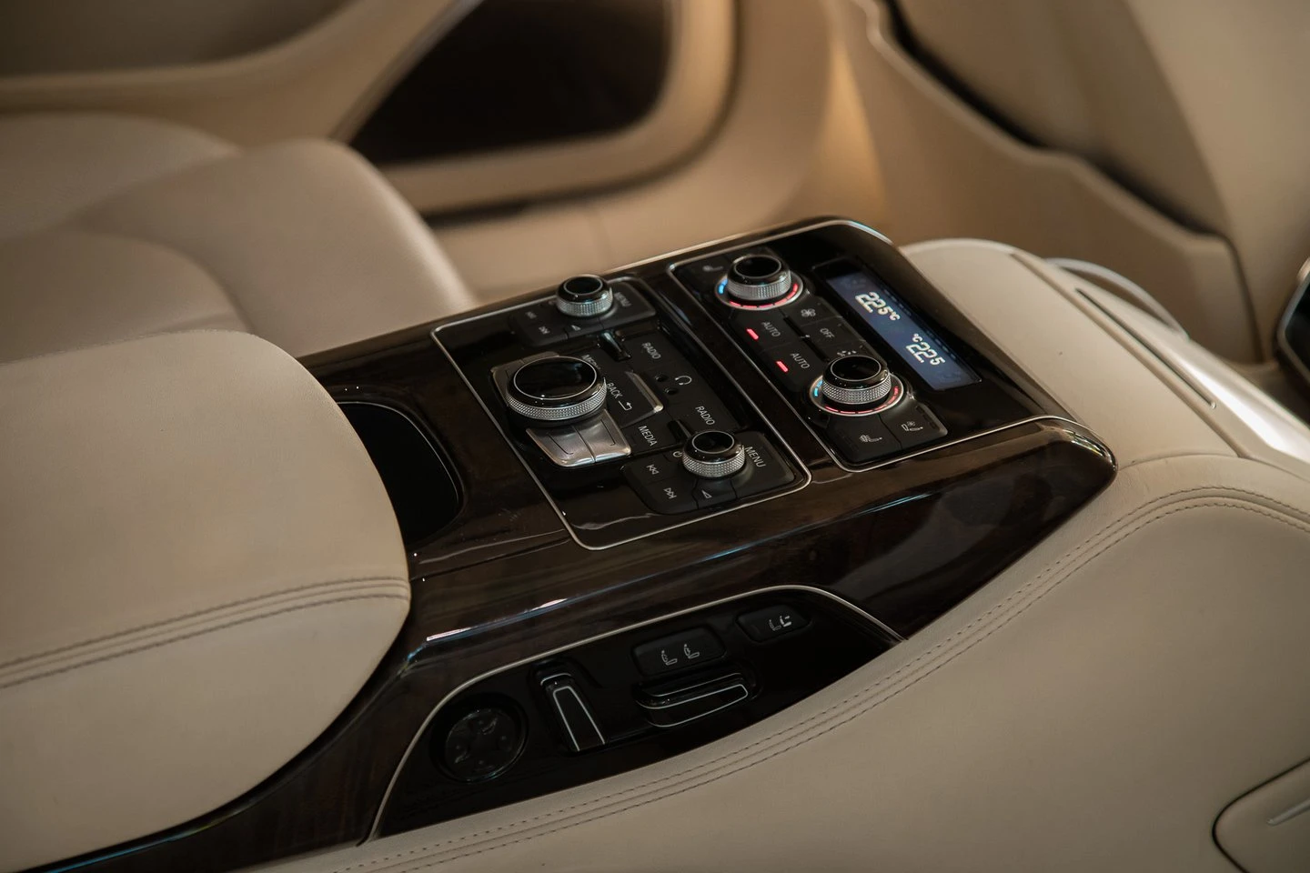 Audi A8 LWB 6.3 FSI  quattro - изображение 8