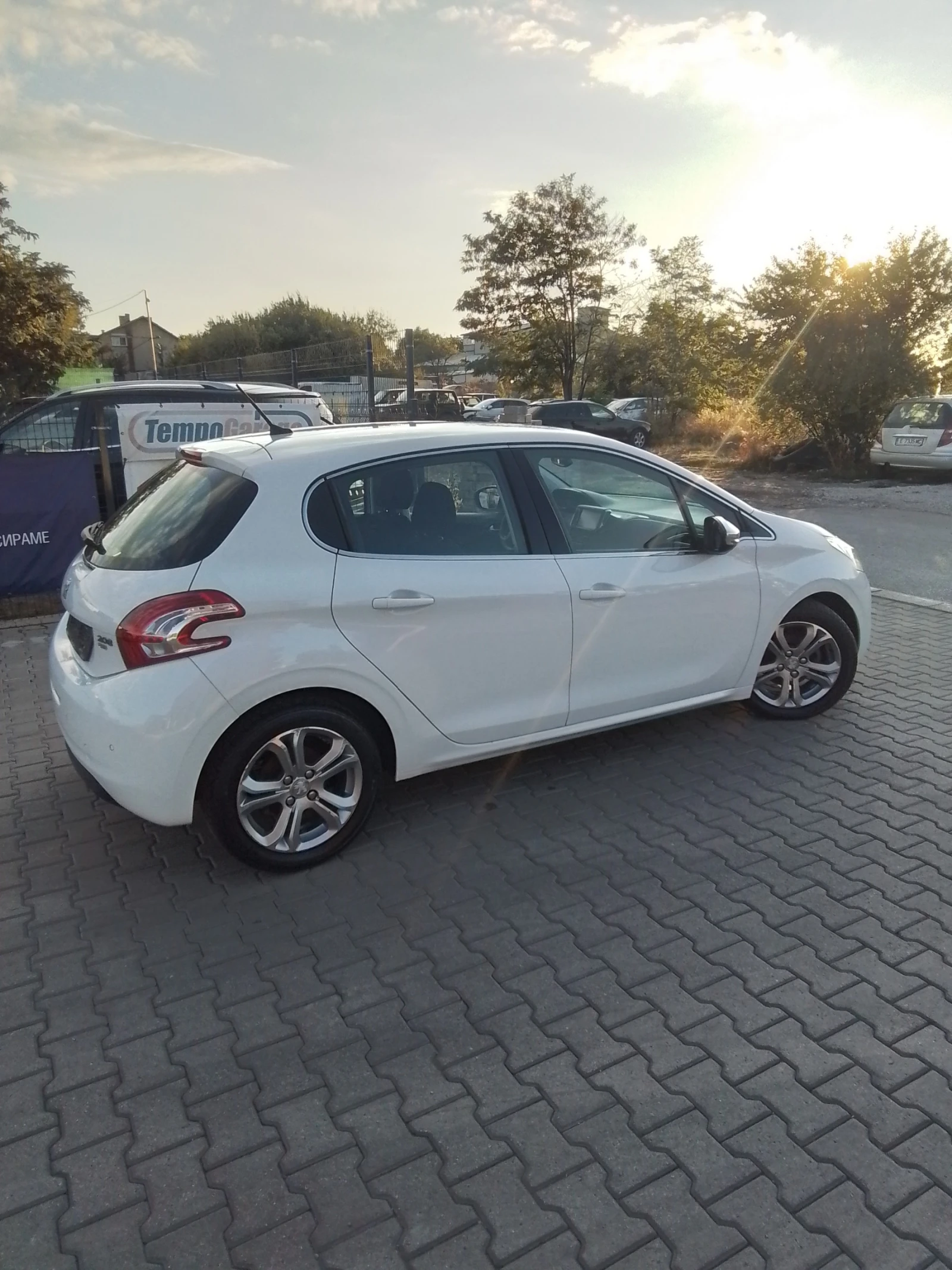 Peugeot 208 1.6, снимка 9 - Автомобили и джипове - 56264456