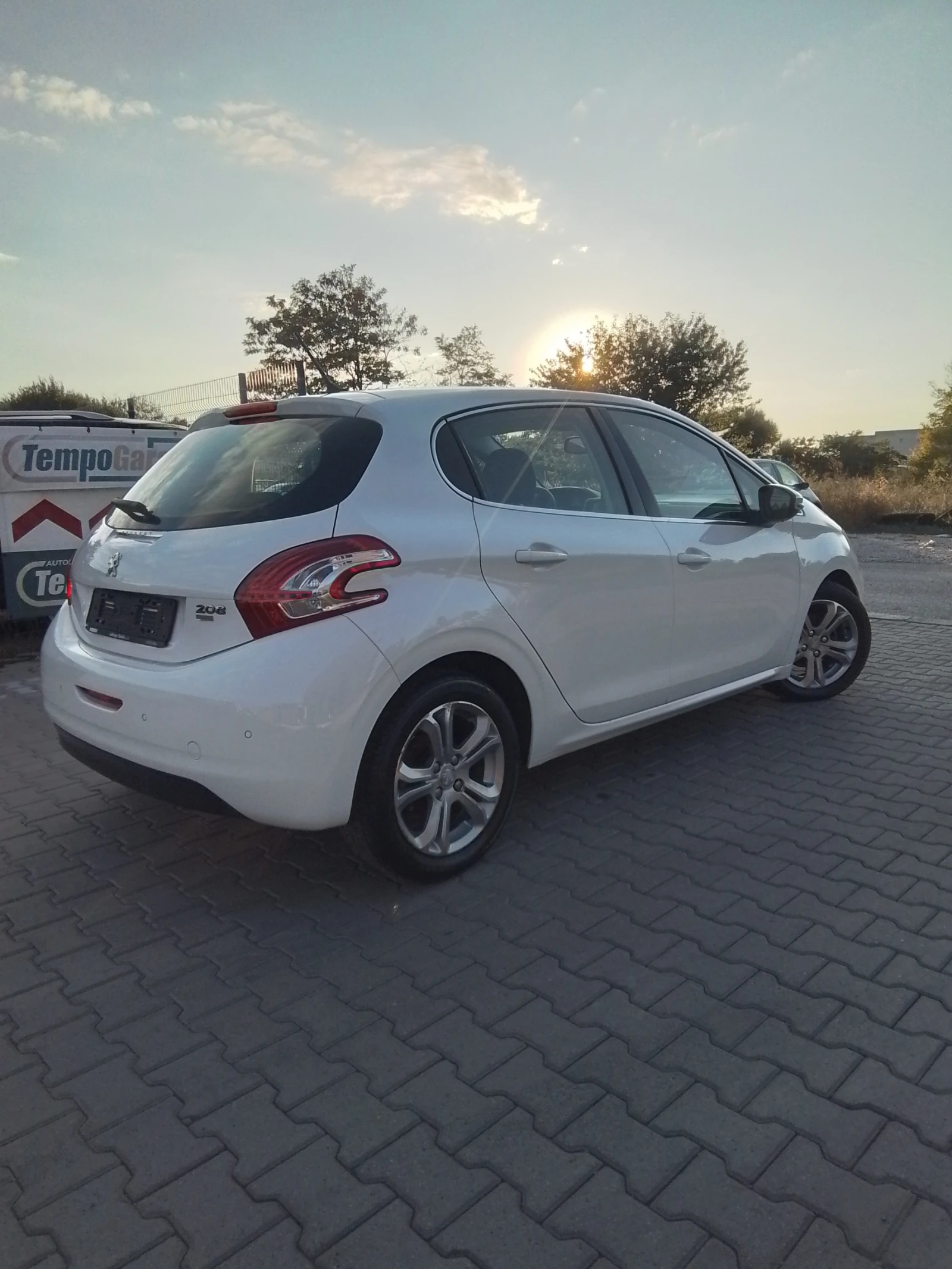 Peugeot 208 1.6, снимка 8 - Автомобили и джипове - 56264456
