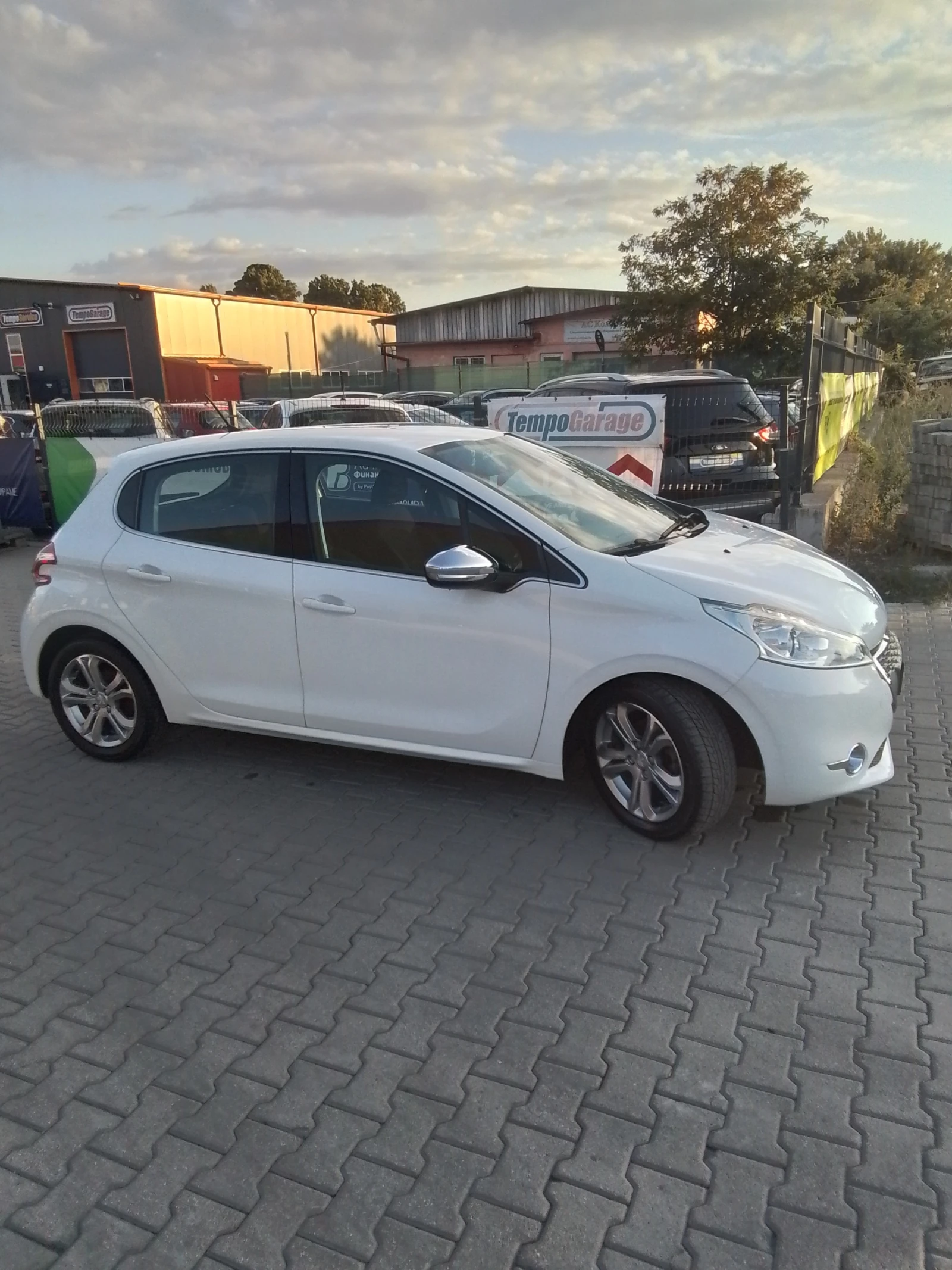 Peugeot 208 1.6, снимка 10 - Автомобили и джипове - 56264456