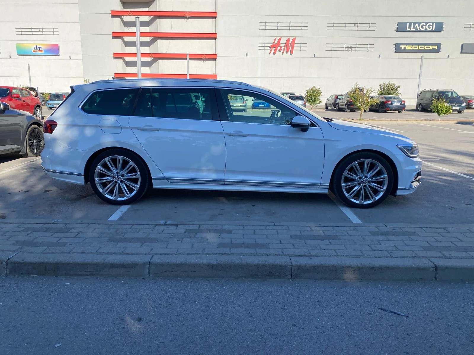 VW Passat R-line FULL LED, снимка 2 - Автомобили и джипове - 56435434