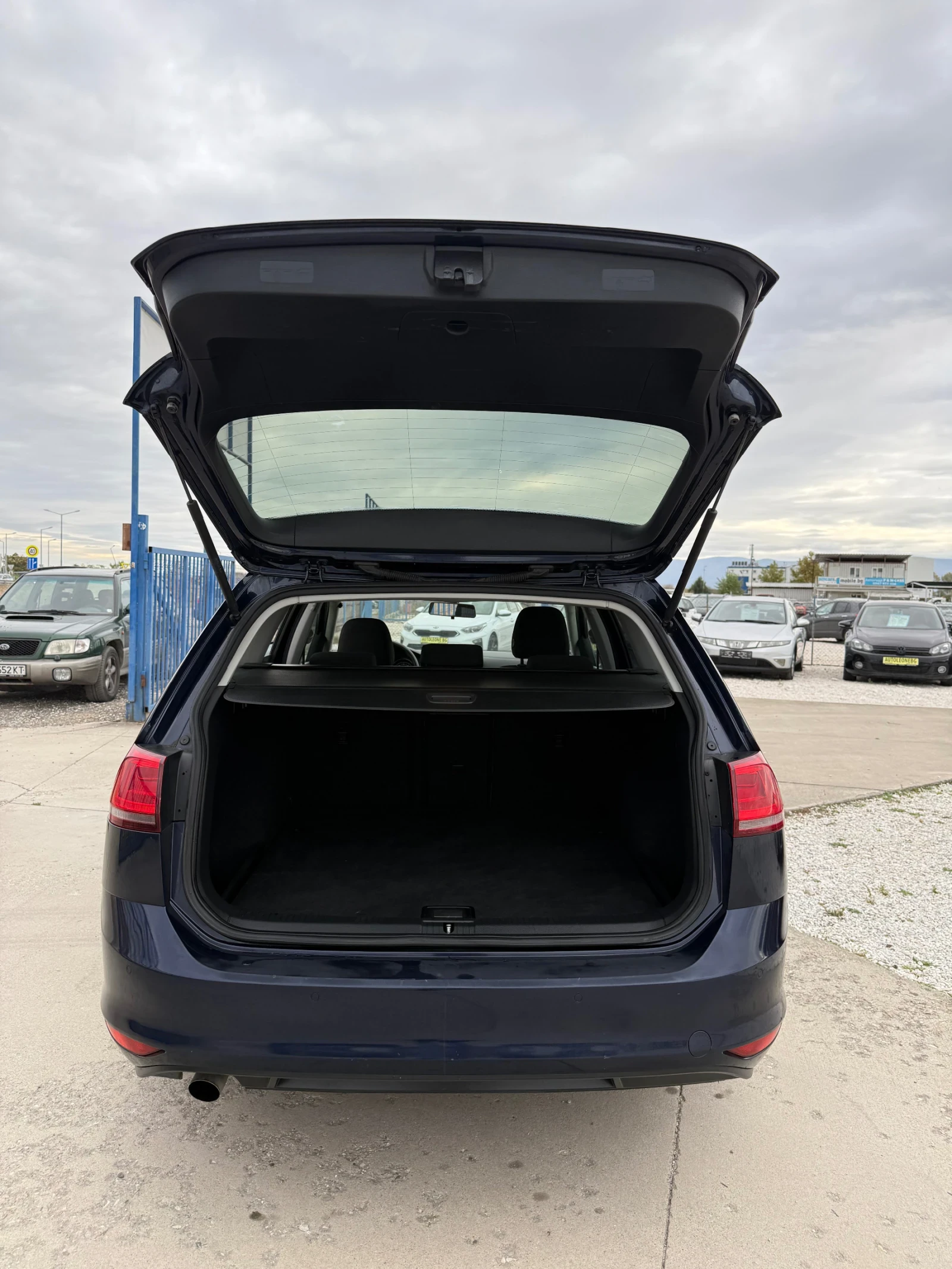 VW Golf 1.6 TDi, снимка 13 - Автомобили и джипове - 56725222