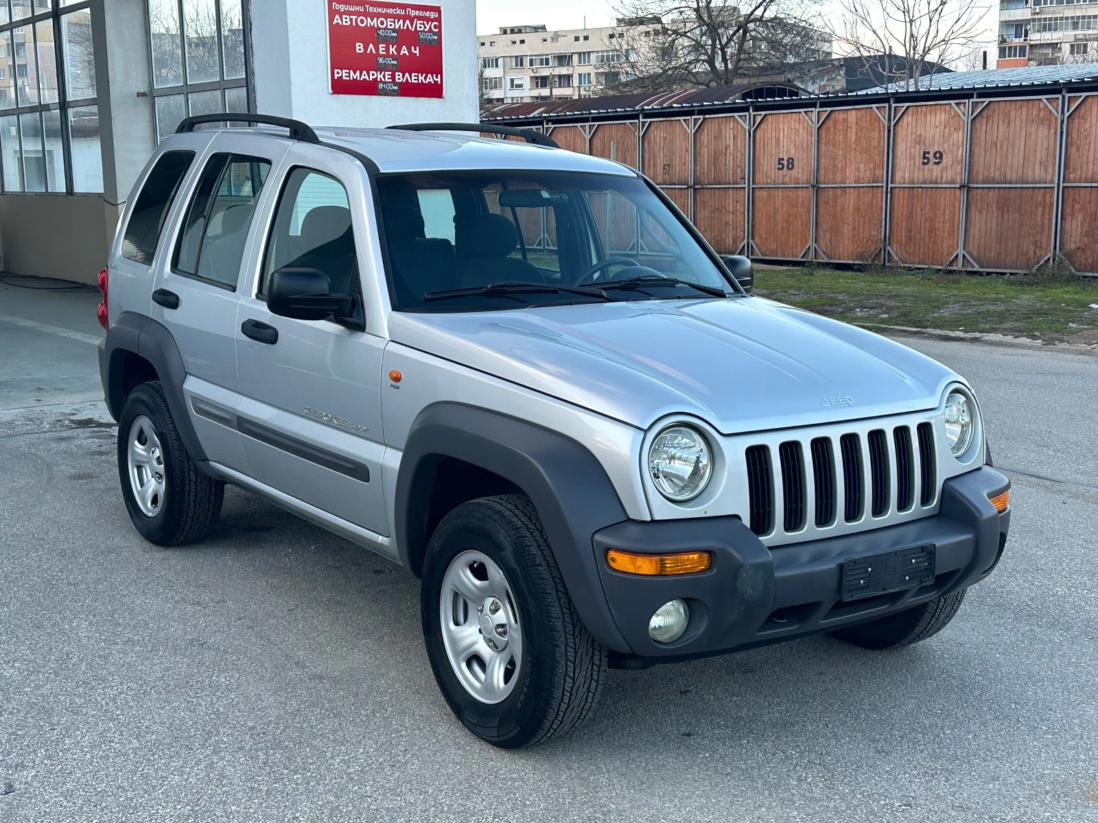 Jeep Cherokee 2.5CRD 4x4 Италия Sport - изображение 10