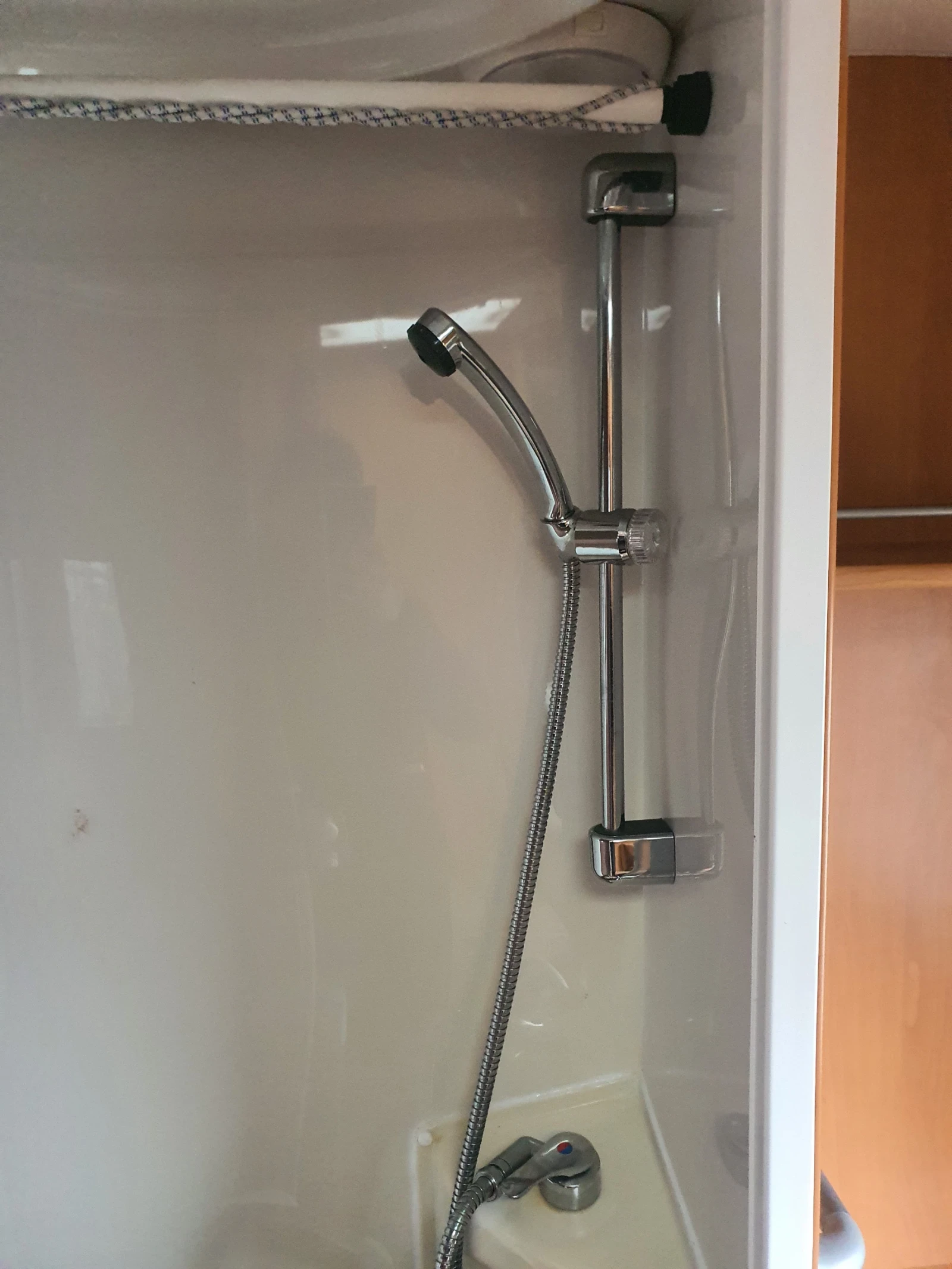 Каравана Swift Challenger , снимка 12 - Каравани и кемпери - 53717304