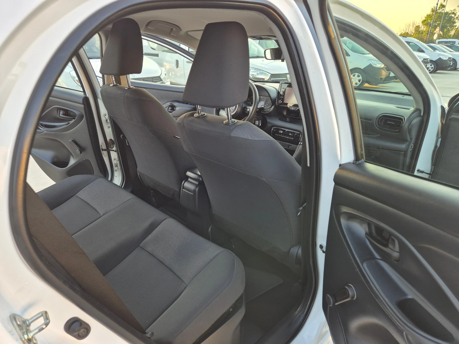 Toyota Yaris LIGHT 1.5 HYBRID A/T - изображение 10