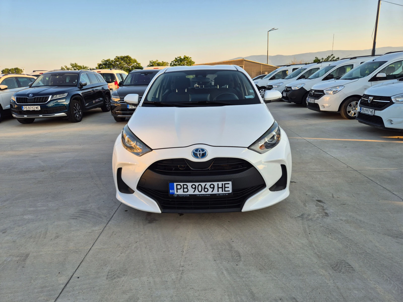 Toyota Yaris LIGHT 1.5 HYBRID A/T - изображение 8