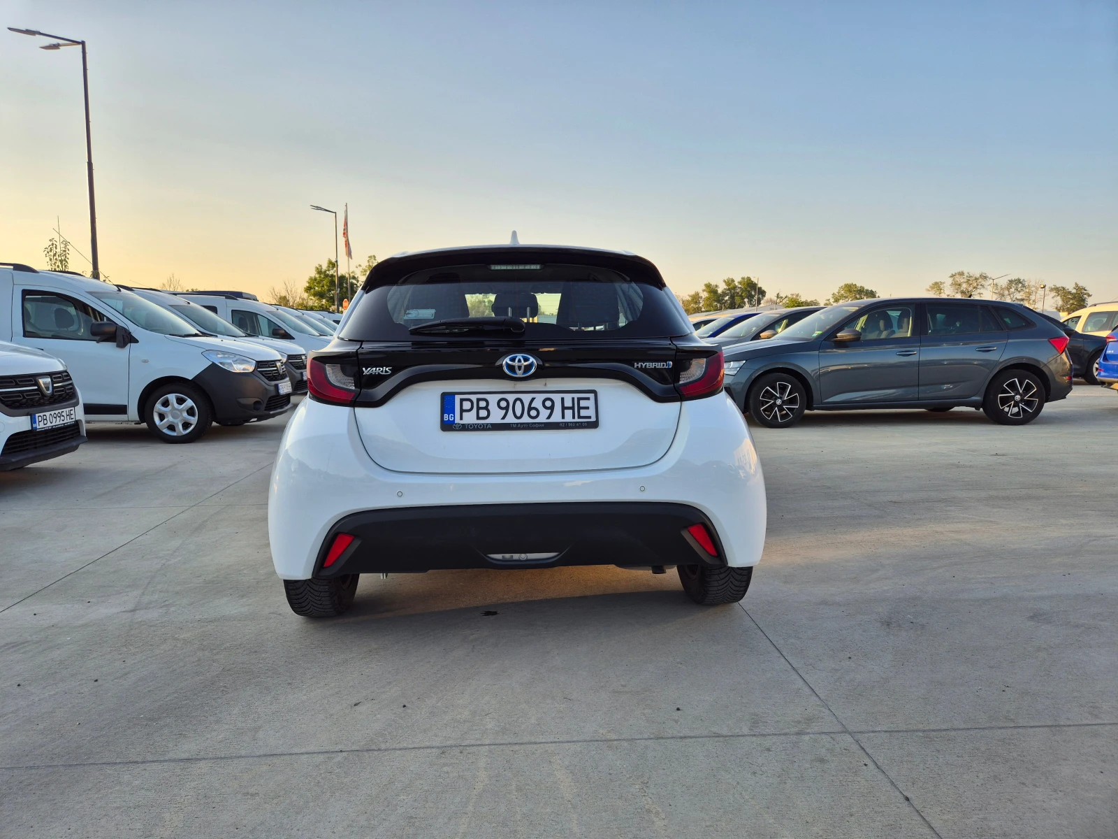 Toyota Yaris LIGHT 1.5 HYBRID A/T - изображение 4