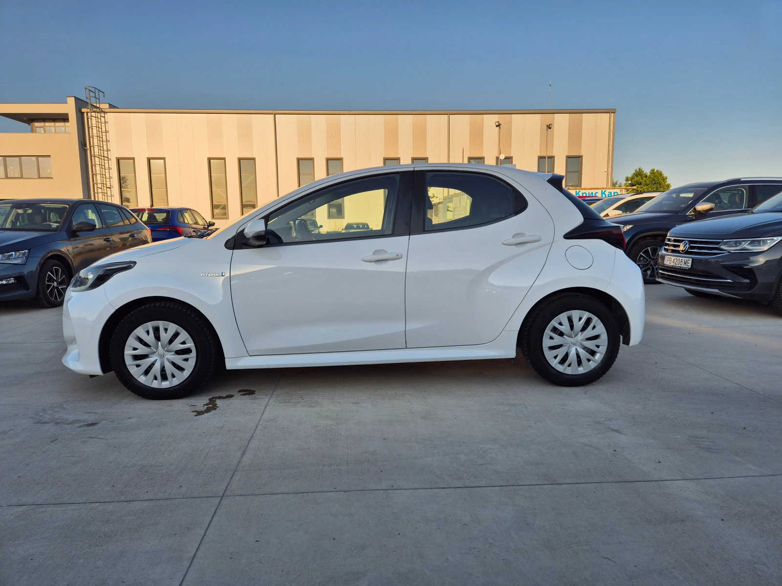 Toyota Yaris LIGHT 1.5 HYBRID A/T - изображение 2