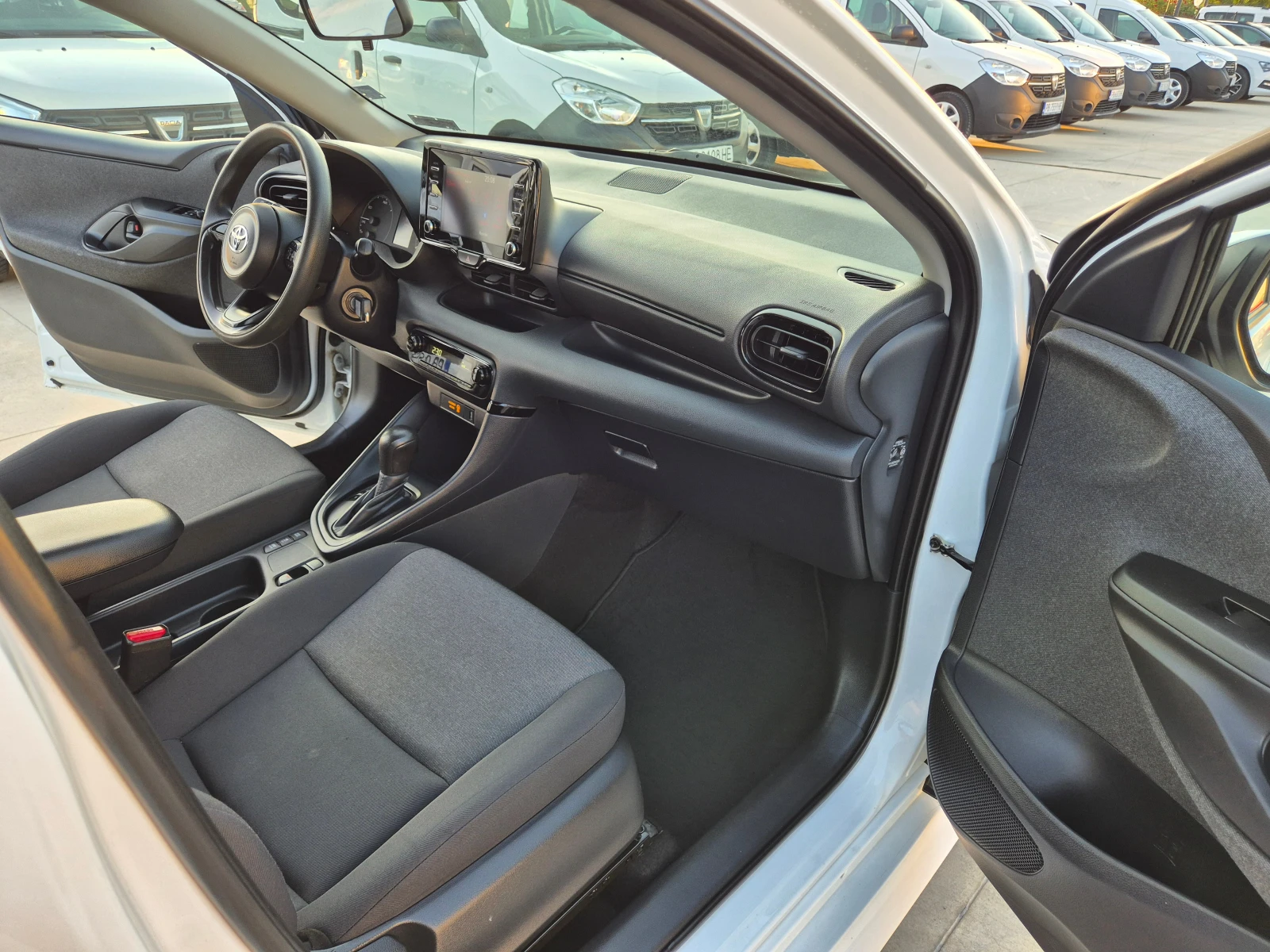 Toyota Yaris LIGHT 1.5 HYBRID A/T - изображение 9