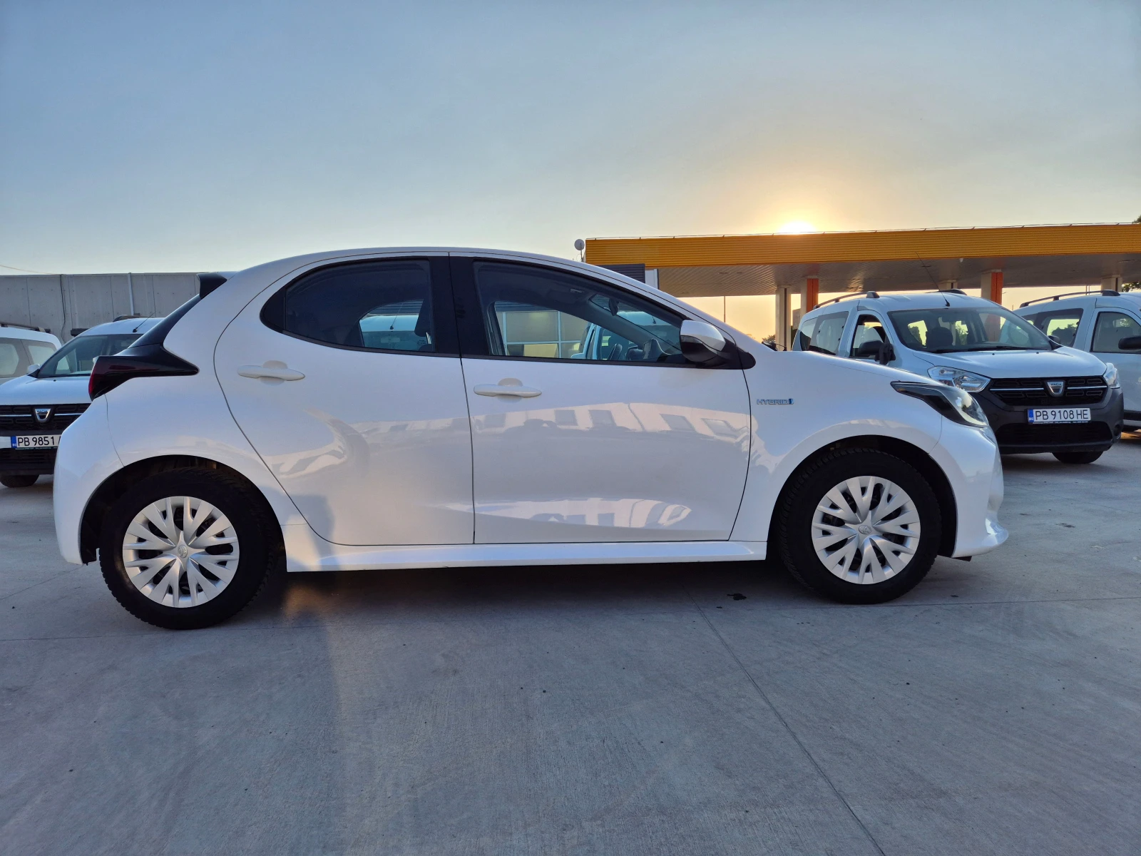 Toyota Yaris LIGHT 1.5 HYBRID A/T - изображение 6
