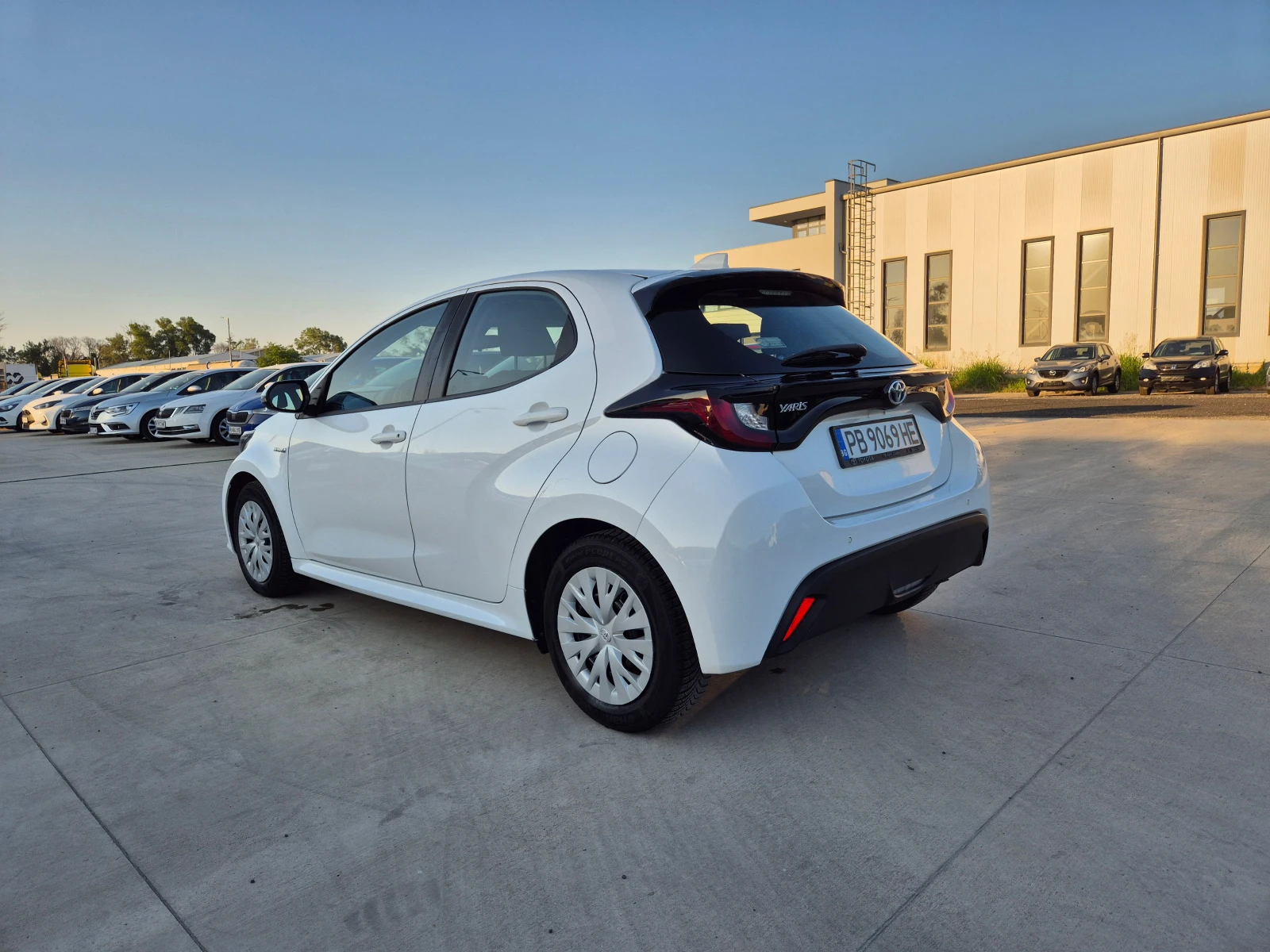 Toyota Yaris LIGHT 1.5 HYBRID A/T - изображение 3