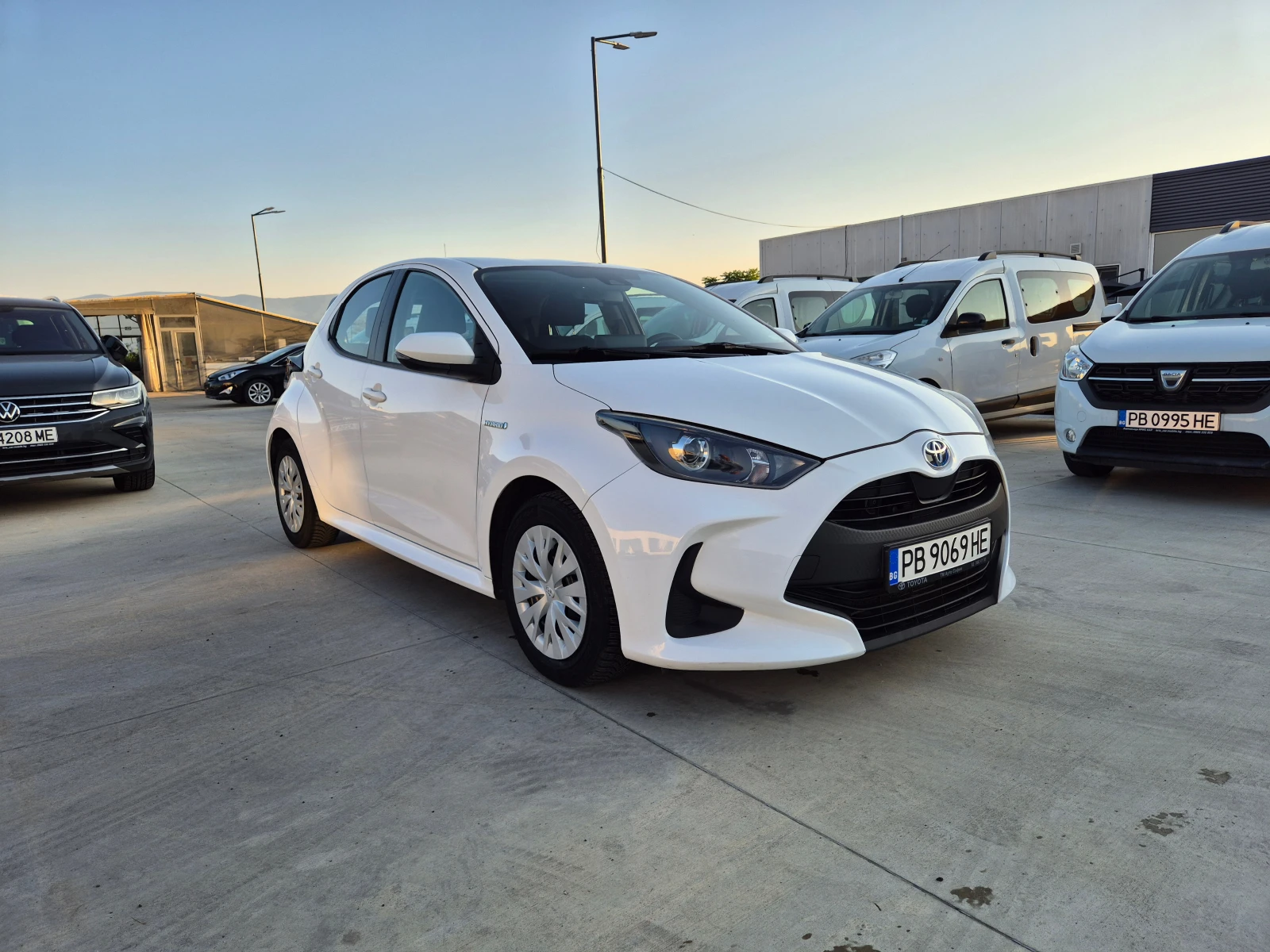 Toyota Yaris LIGHT 1.5 HYBRID A/T - изображение 7