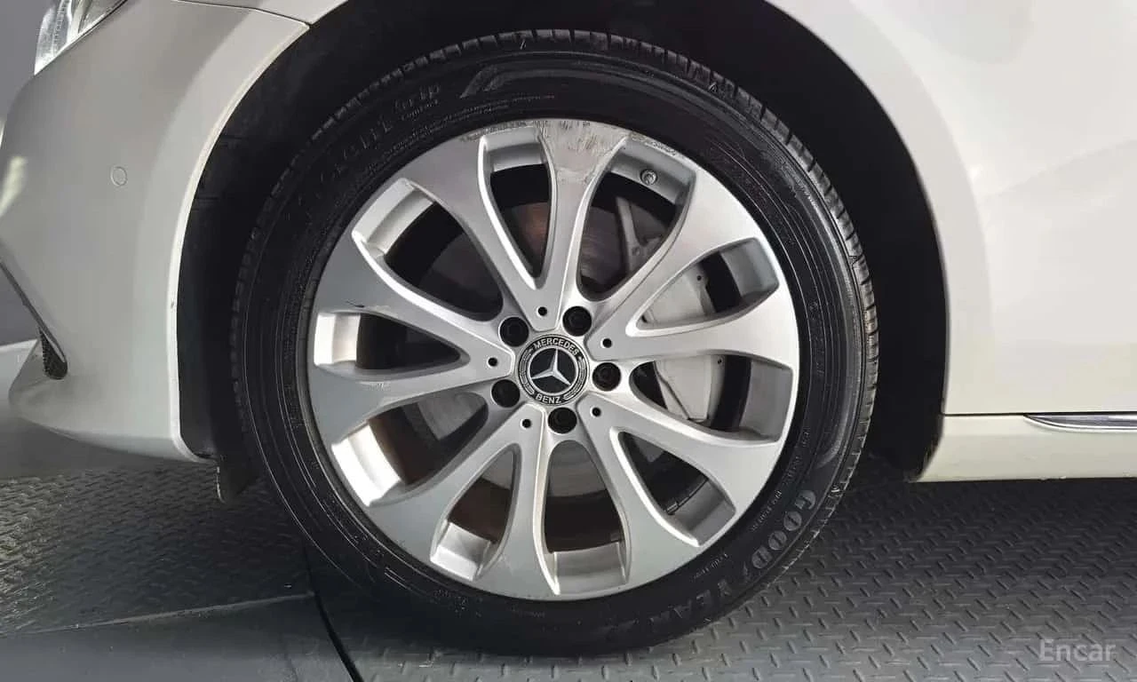 Mercedes-Benz E 300, снимка 5 - Автомобили и джипове - 56690351