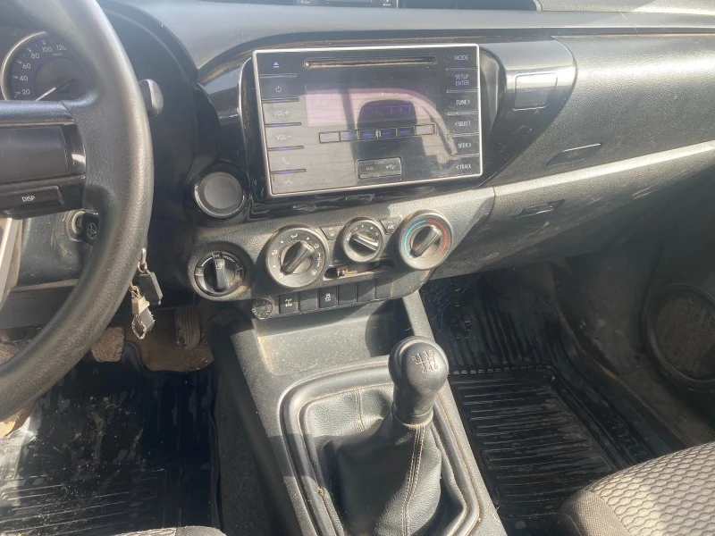 Toyota Hilux 2.4D, снимка 9 - Автомобили и джипове - 46191036