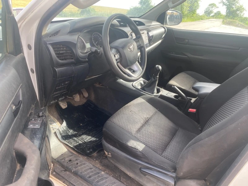 Toyota Hilux 2.4D, снимка 6 - Автомобили и джипове - 46191036