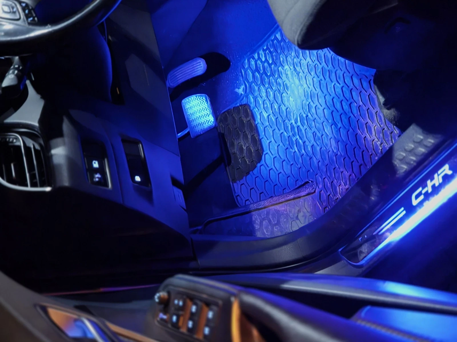 Toyota C-HR, снимка 12 - Автомобили и джипове - 53760659