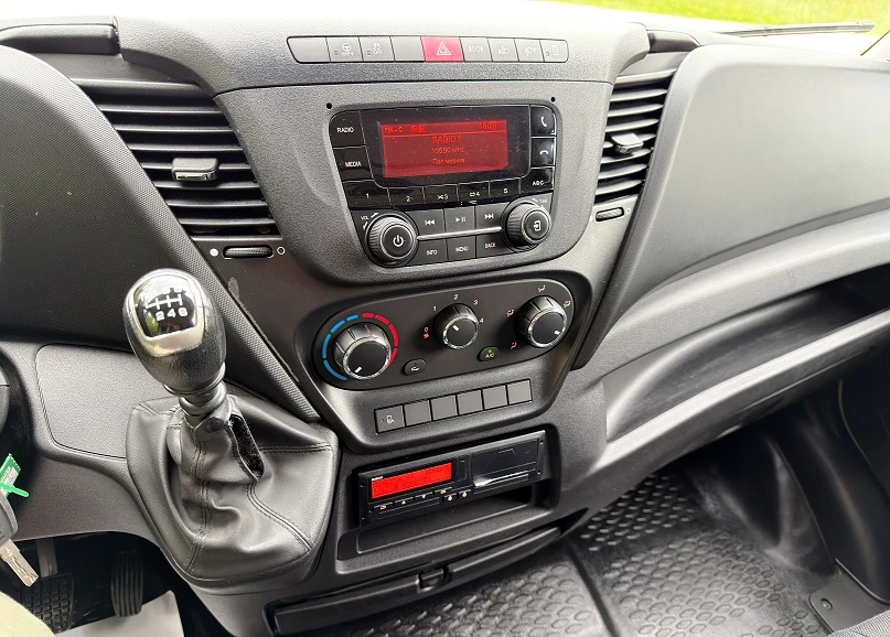 Iveco 35c18 3.0L* ФУРГОН+ ВРАТИ* КЛИМА* Дв ПАКЕТ РЕСОРИ* N1, снимка 11 - Бусове и автобуси - 53937429
