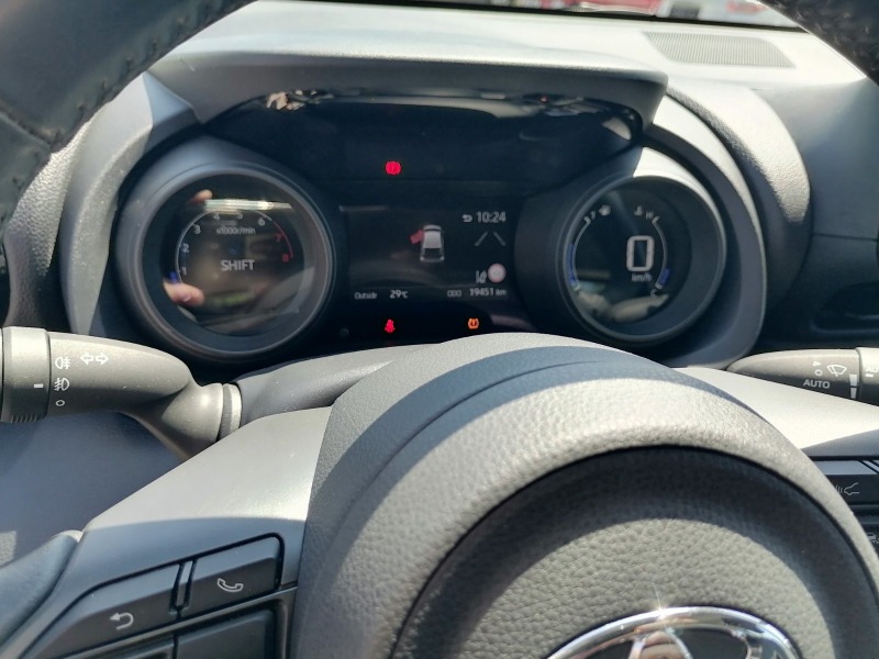 Toyota Yaris 1.0i EURO6, снимка 12 - Автомобили и джипове - 46468586